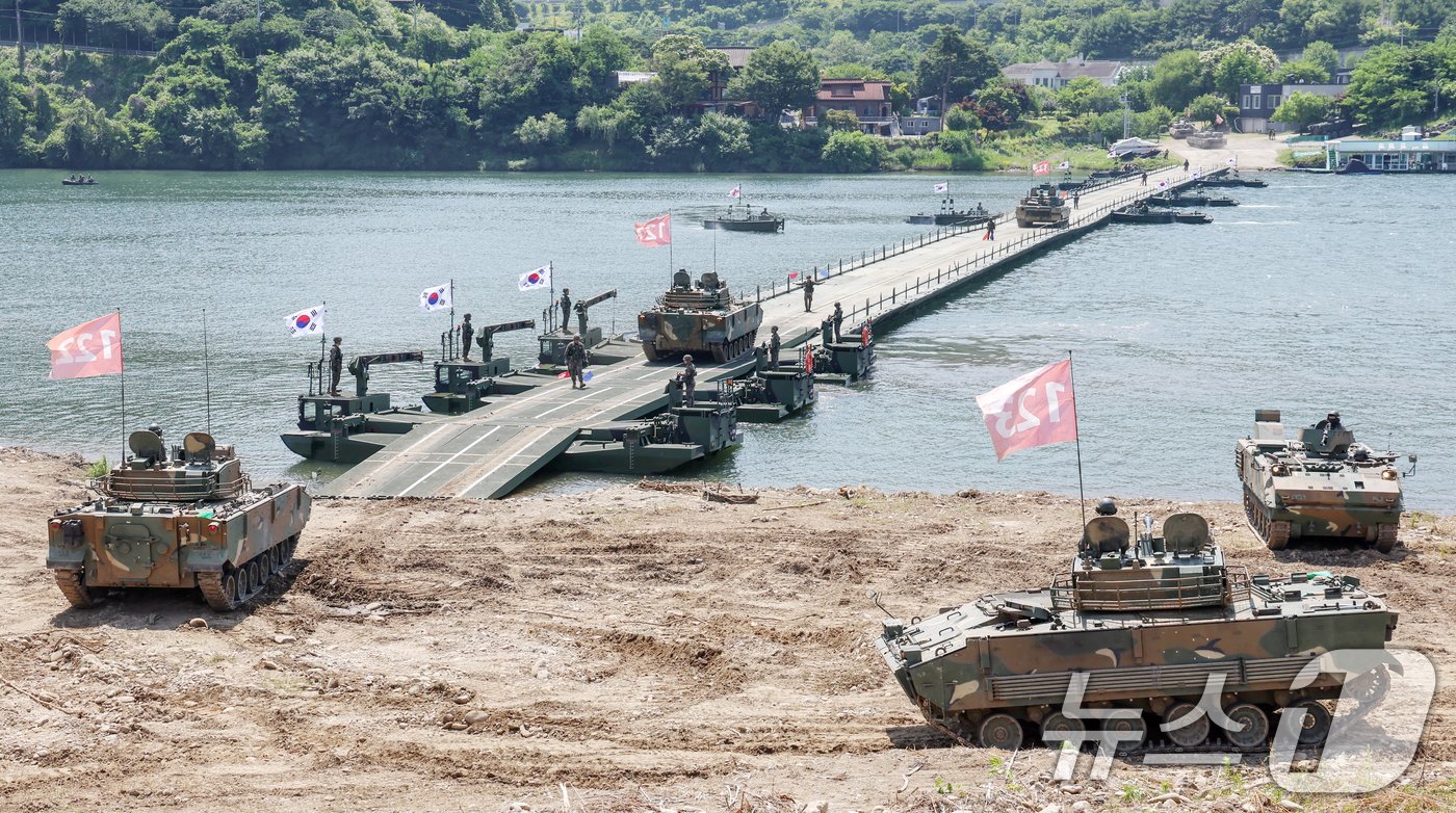 12일 경기도 남양주시 제7공병여단 도하훈련장에서 열린 &#39;육군 자주도하장비 전략화 행사&#39;에서 K2 전차가 KM3&#40;수룡&#41; 위를 지나 북한강 부교도하훈련을 하고 있다. 2024.6.12/뉴스1 ⓒ News1 민경석 기자