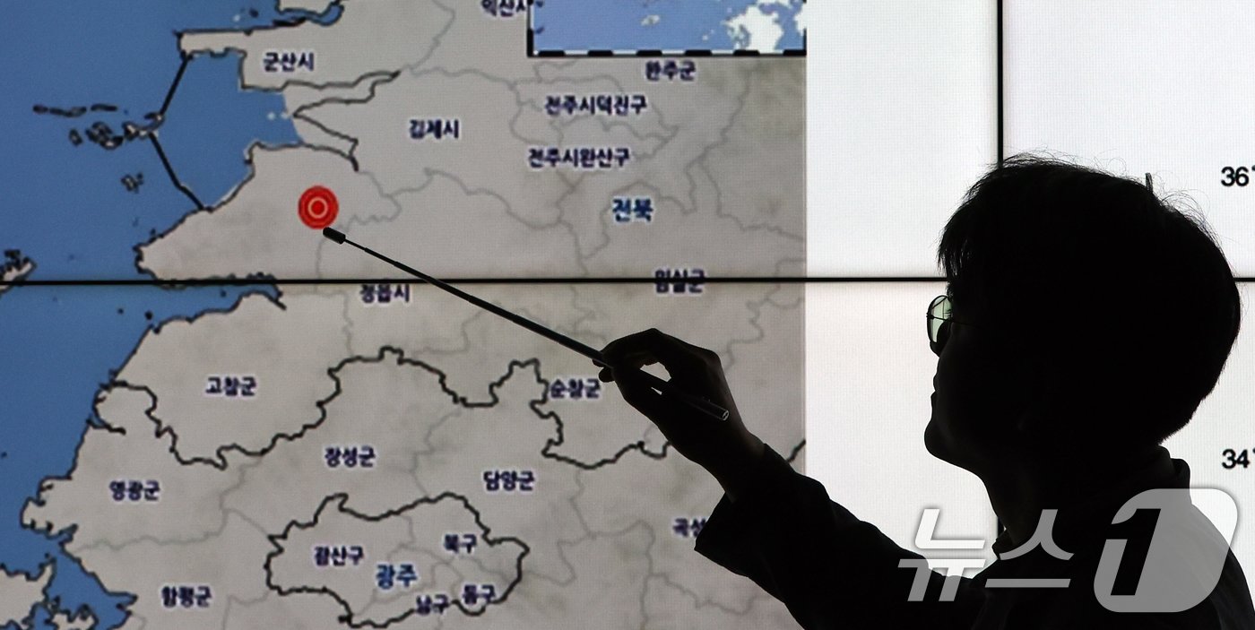 본문 이미지 - 12일 서울 동작구 기상청에서 기상청 관계자가 전북 부안군 지진 발생 지역을 가리키고 있다. 이날 오전 8시26분 부안군 남남서쪽 4㎞ 지역에서 4.8 규모&#40;진도Ⅴ&#41;의 지진이 발생했다. 현재까지 인명피해는 집계되지 않았다. 다만 이번 지진으로 인한 시설 피해는 32건, 전국에서 &#39;지진을 느꼈다&#39;는 유감신고는 198건으로 집계됐다. 2024.6.12/뉴스1 ⓒ News1 김명섭 기자