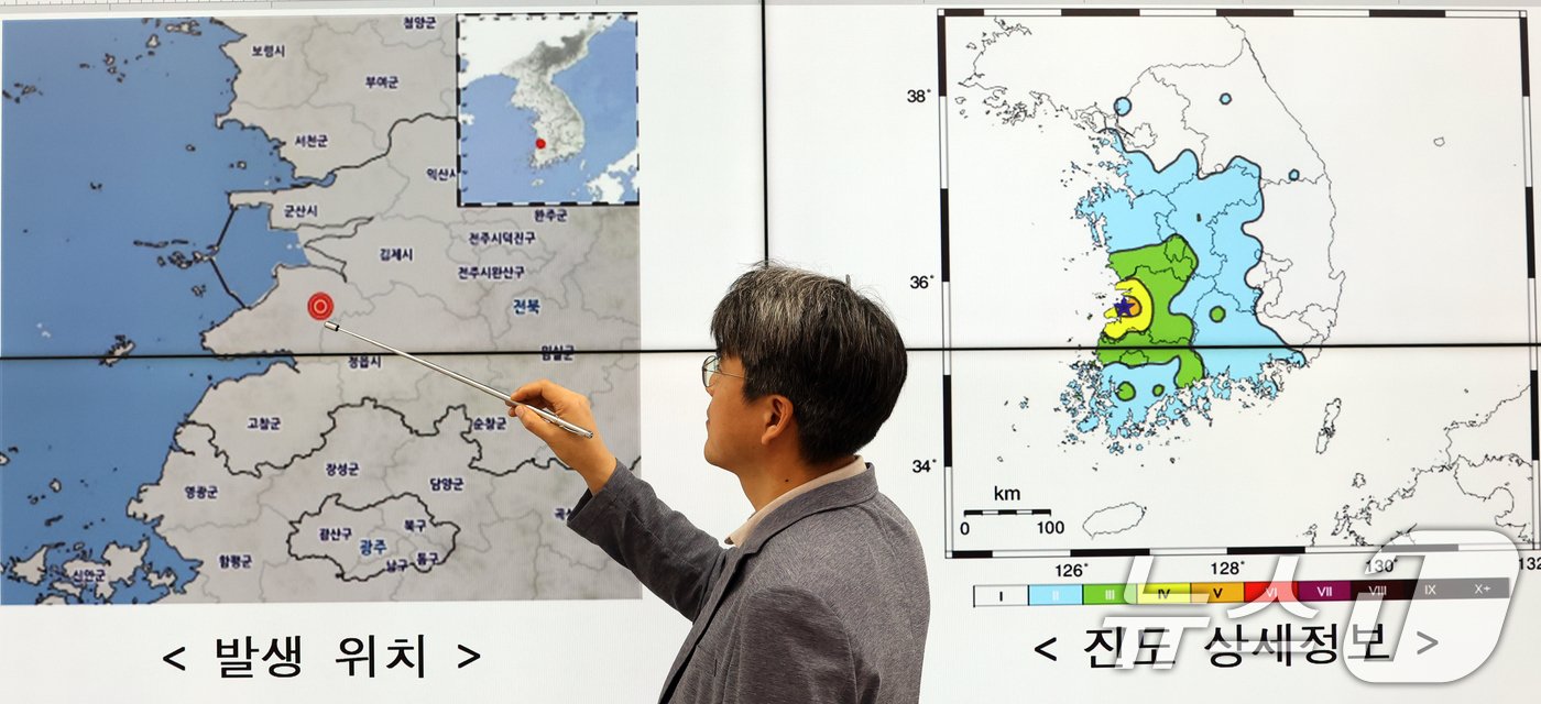 12일 서울 동작구 기상청에서 기상청 관계자가 전북 부안군 지진 발생 지역을 가리키고 있다. 2024.6.12/뉴스1 ⓒ News1 김명섭 기자