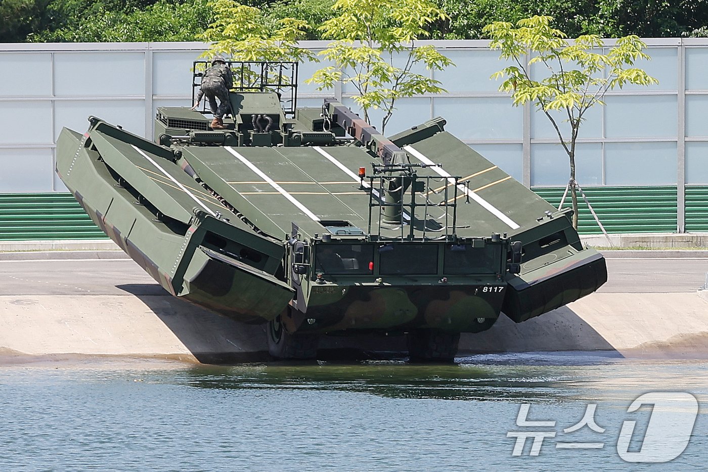 본문 이미지 - 12일 경기도 남양주시 제7공병여단 도하훈련장에서 열린 '자주도하장비 전략화 기념식'에서 KM3(수룡)가 운용 시범을 보이고 있다.2024.6.12/뉴스1 ⓒ News1 민경석 기자
