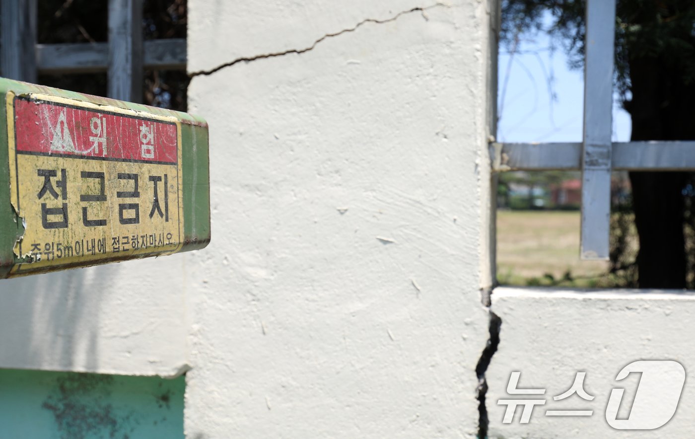 전북 부안지역에서 4.8 규모의 지진이 발생한 12일 부안군 계화면 한 중학교 담벼락에 금이 가 있다. 2024.6.12/뉴스1 ⓒ News1 유경석 기자