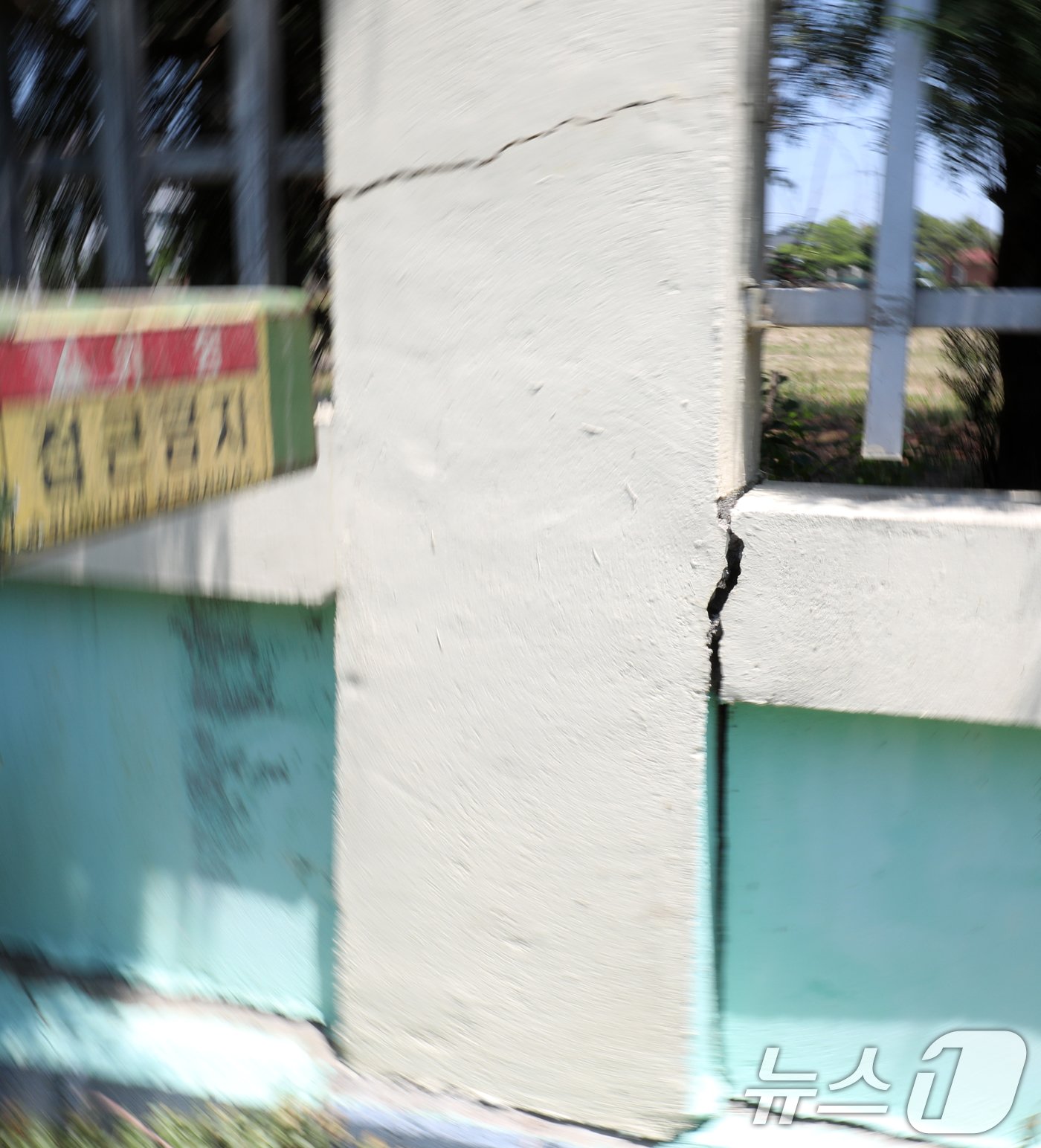 본문 이미지 - 전북특별자치도 부안지역에서 4.8 규모의 지진이 발생한 12일 전북자치도 부안군 계화면 한 중학교 담벼락에 금이 가 있다. 2024.6.12/뉴스1 ⓒ News1 유경석 기자