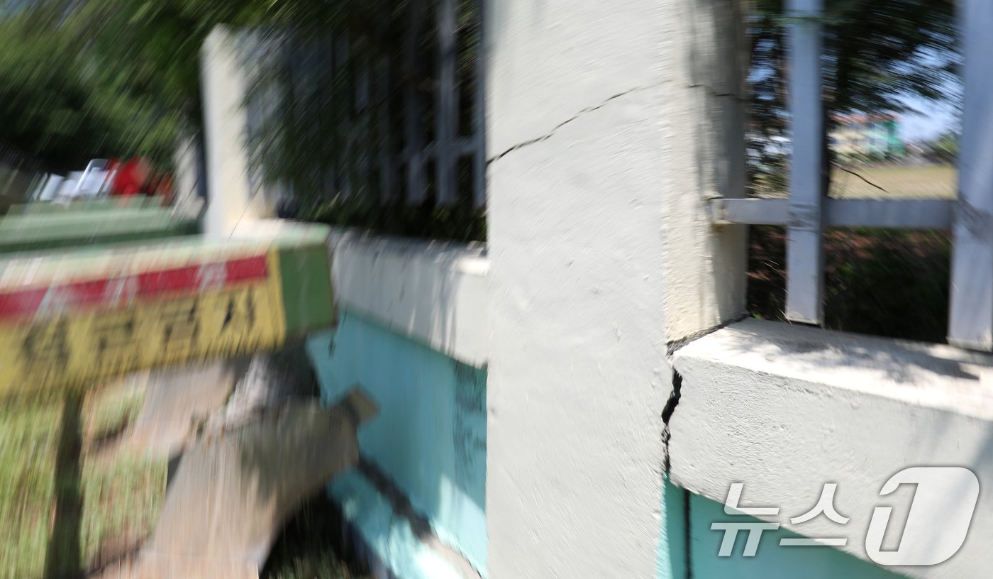 본문 이미지 - 전북특별자치도 부안지역에서 4.8 규모의 지진이 발생한 12일 전북자치도 부안군 계화면 한 중학교 담벼락에 금이 가 있다. 2024.6.12/뉴스1 ⓒ News1 유경석 기자