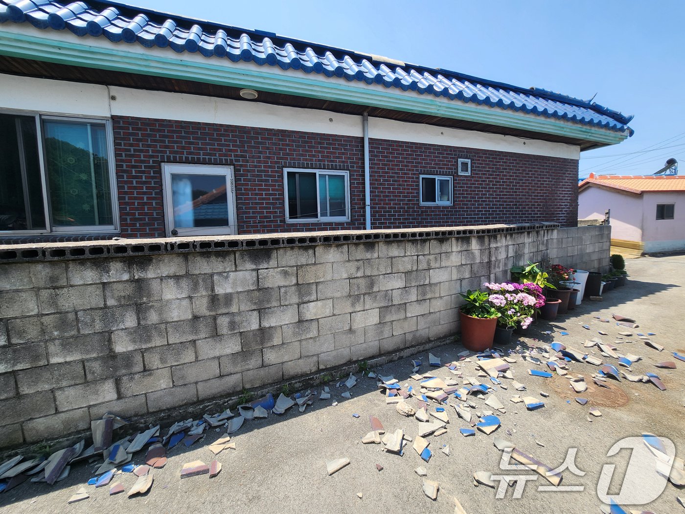 본문 이미지 - 전북특별자치도 부안지역에서 4.8 규모의 지진이 발생한 12일 전북자치도 부안군 계화면 한 주택가 골목에 기왓장이 떨어져 깨져있다. 2024.6.12/뉴스1 ⓒ News1 유경석 기자