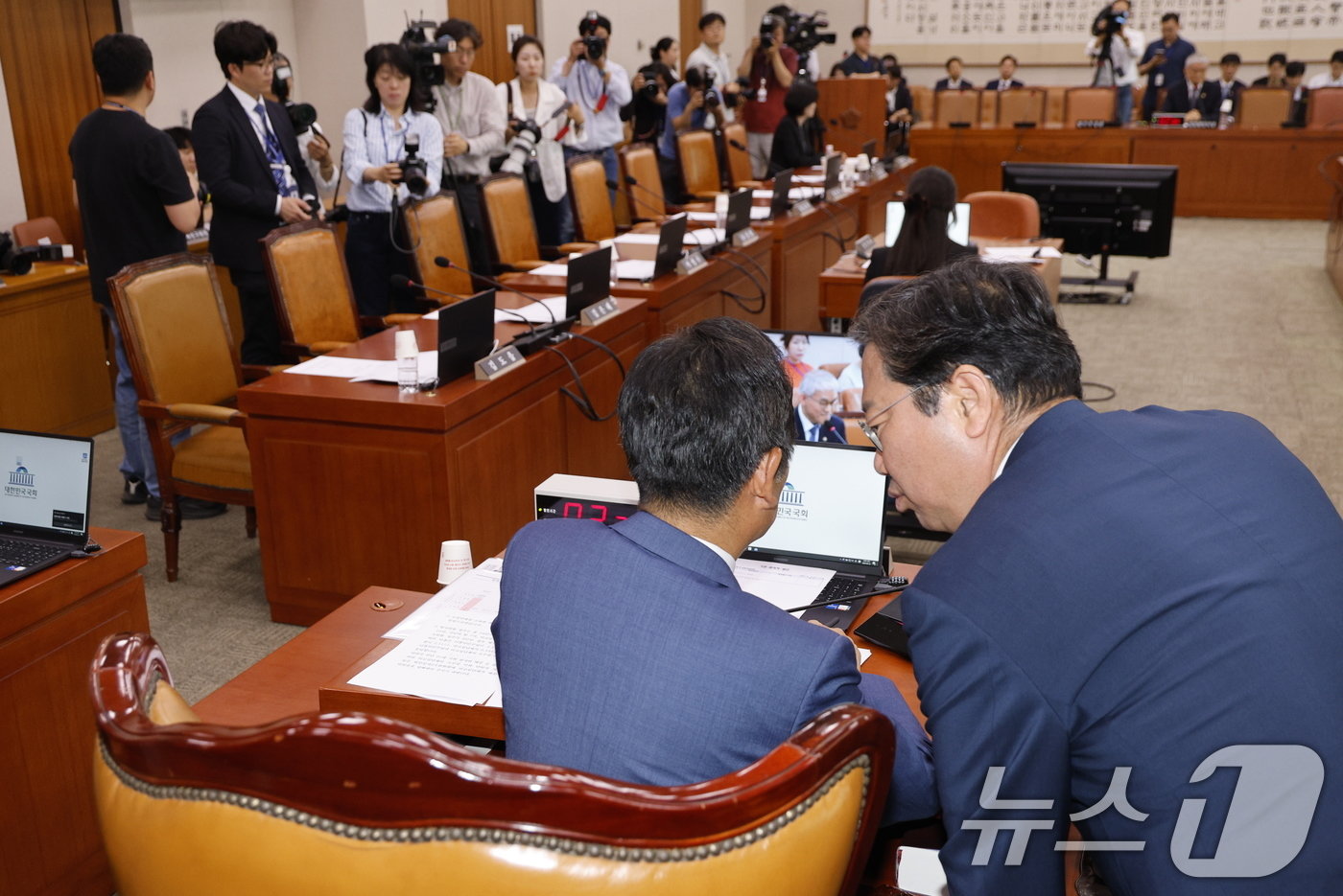 정청래 국회 법제사법위원회 위원장과 김승원 야당 간사가 12일 오후 서울 여의도 국회에서 열린 법사위 첫 전체회의에서 대화를 나누고 있다. 더불어민주당의 상임위 일정에 보이콧을 선언한 국민의힘 의원들은 이날 회의에 불참했다. 2024.6.12/뉴스1 ⓒ News1 안은나 기자