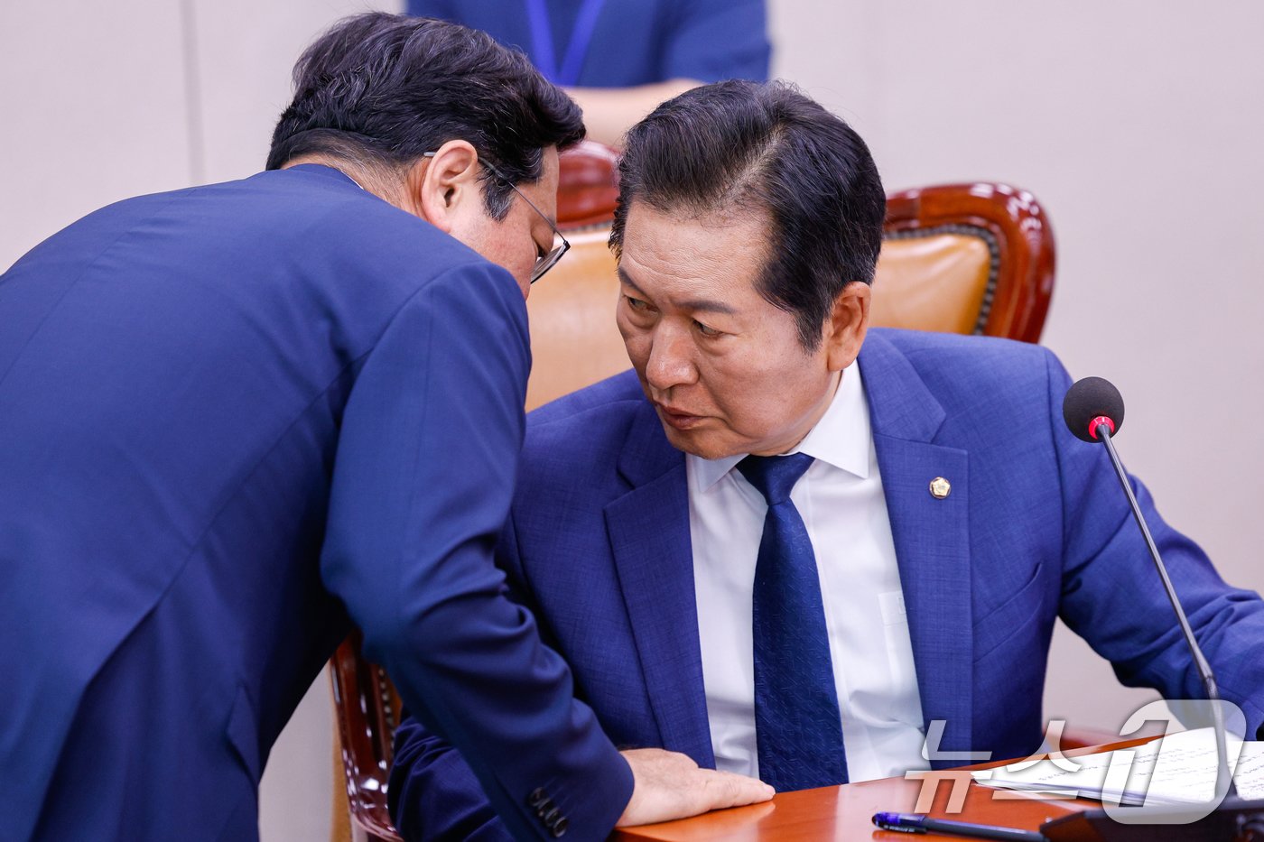 본문 이미지 - 정청래 국회 법제사법위원회 위원장(오른쪽)과 김승원 더불어민주당 간사가 12일 오후 서울 여의도 국회에서 열린 법사위 첫 전체회의에서 대화를 나누고 있다. 더불어민주당의 상임위 일정에 보이콧을 선언한 국민의힘 의원들은 이날 회의에 불참했다. 2024.6.12/뉴스1 ⓒ News1 안은나 기자