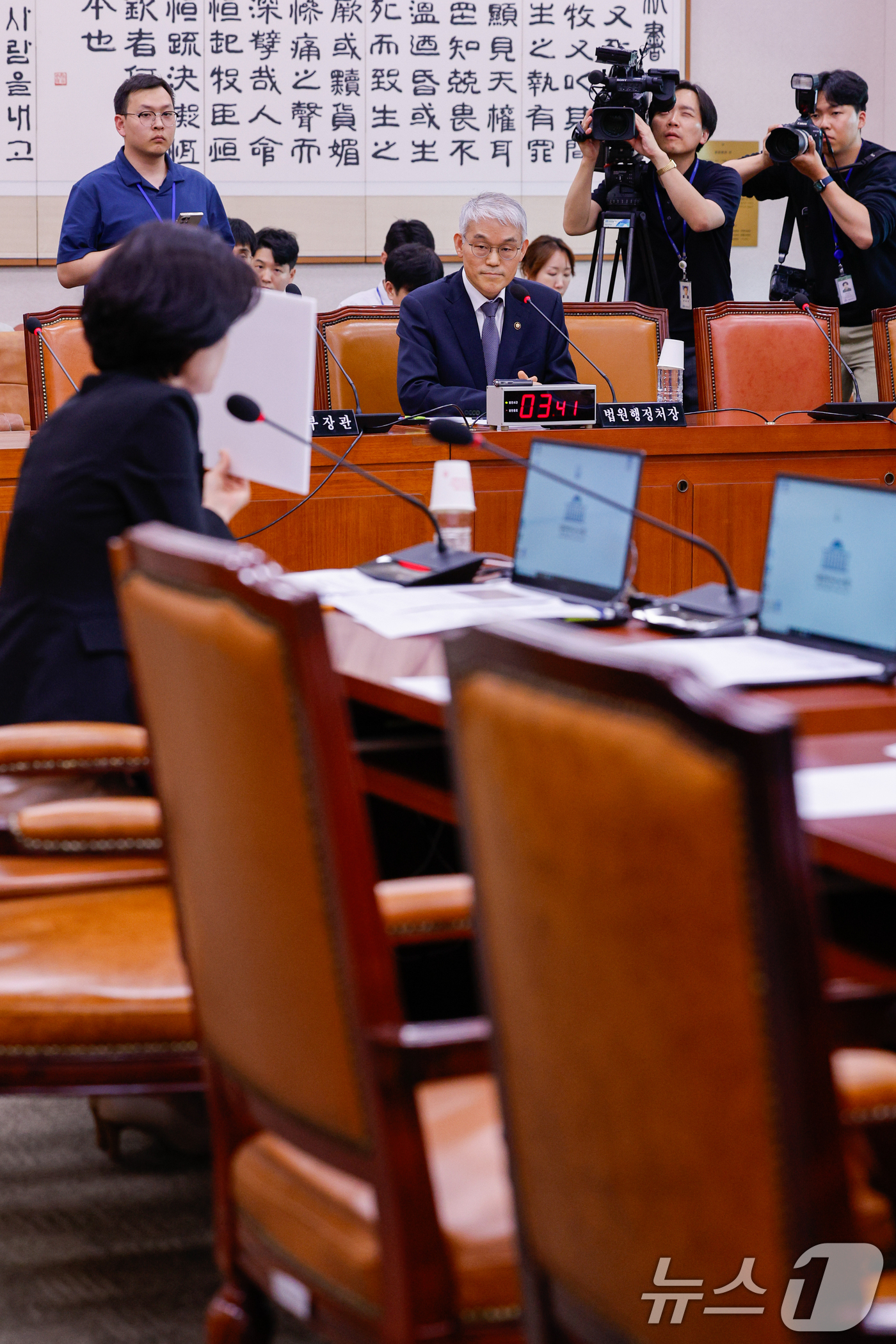 (서울=뉴스1) 안은나 기자 = 천대엽 법원행정처장이 12일 오후 서울 여의도 국회에서 열린 법제사법위원회 첫 전체회의에서 박은정 조국혁신당 의원 질의를 듣고 있다. 더불어민주당의 …