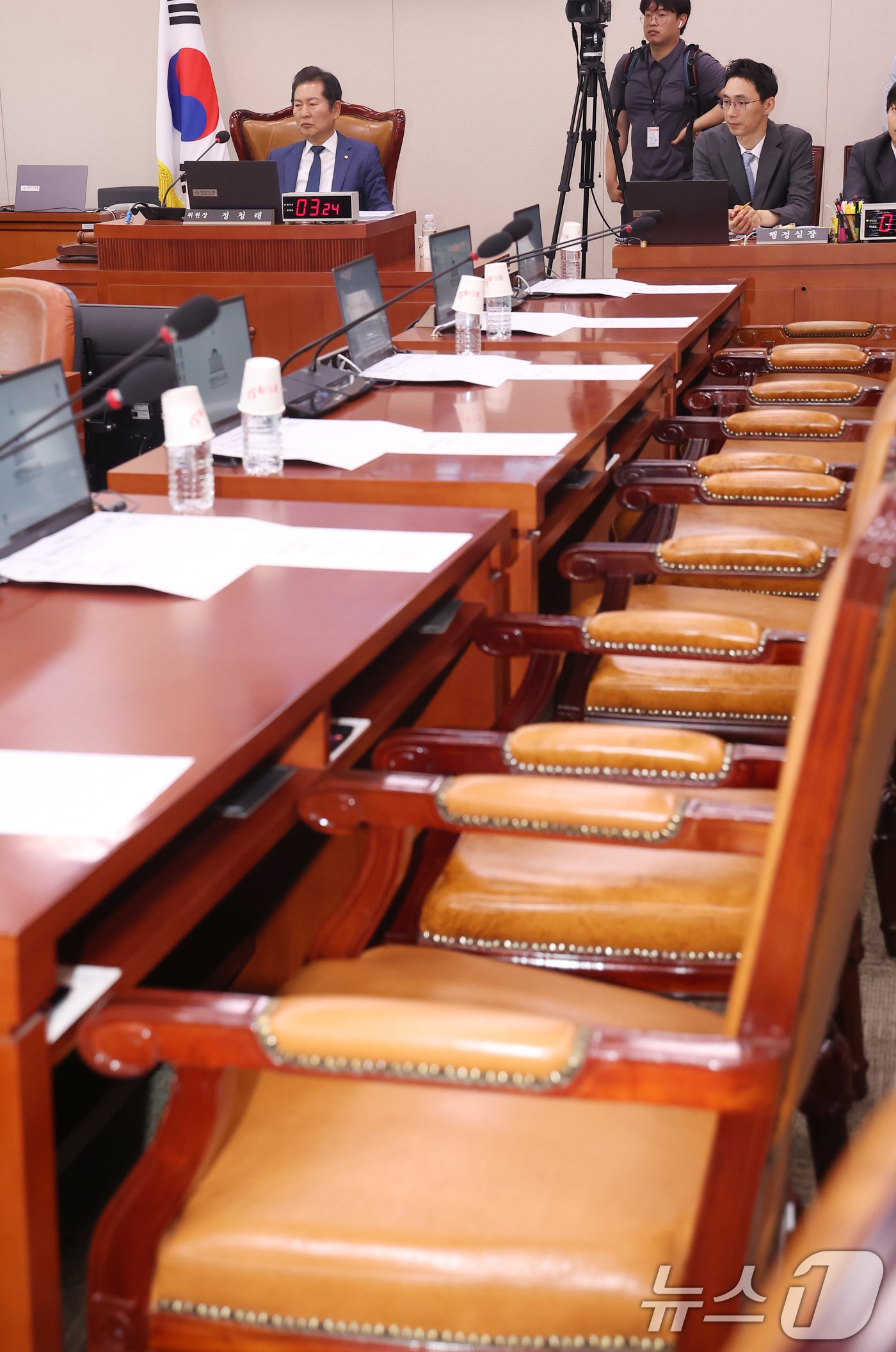 본문 이미지 - 정청래 국회 법제사법위원회 위원장이 12일 오후 서울 여의도 국회에서 열린 법사위 첫 전체회의를 주재하고 있다. 더불어민주당의 상임위 일정에 보이콧을 선언한 국민의힘 의원들은 이날 회의에 불참했다. 2024.6.12/뉴스1 ⓒ News1 김민지 기자