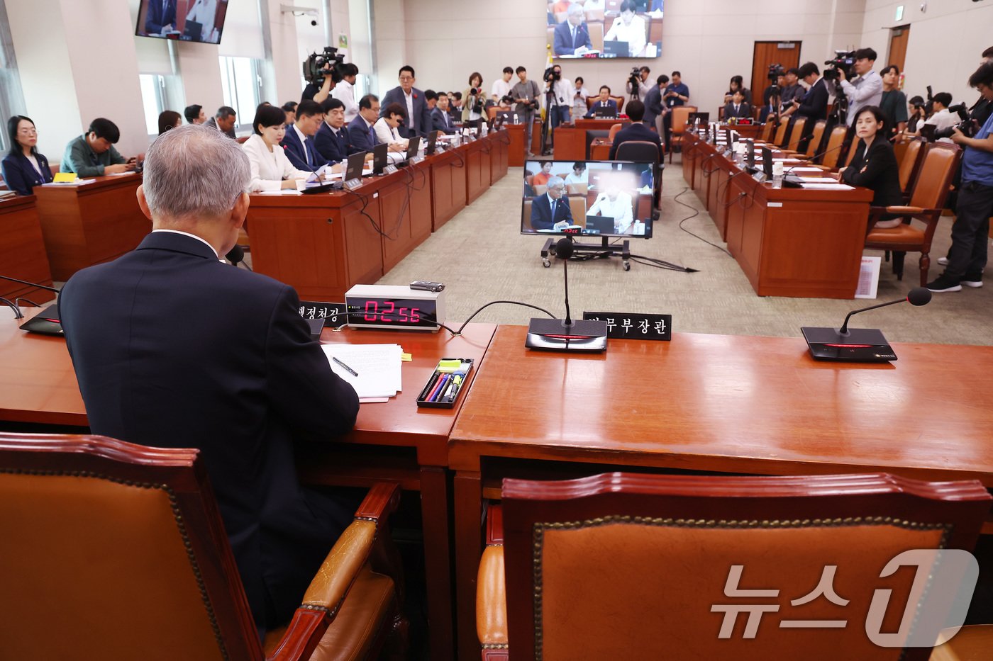 천대엽 법원행정처장이 12일 오후 서울 여의도 국회에서 열린 법제사법위원회 첫 전체회의에서 의원 질의에 답변하고 있다. 더불어민주당의 상임위 일정에 보이콧을 선언한 국민의힘 의원들은 이날 회의에 불참했다. 2024.6.12/뉴스1 ⓒ News1 김민지 기자