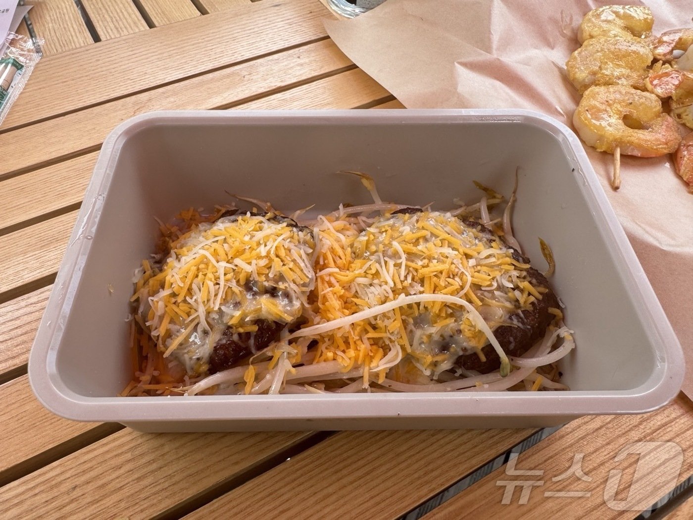 본문 이미지 - K-푸드 페스티벌 넉넉 현장에서 구입한 떡갈비. 메뉴는 명기한 중량 그대로 다회용기에 담아 준비된다. ⓒ 뉴스1 김형준 기자