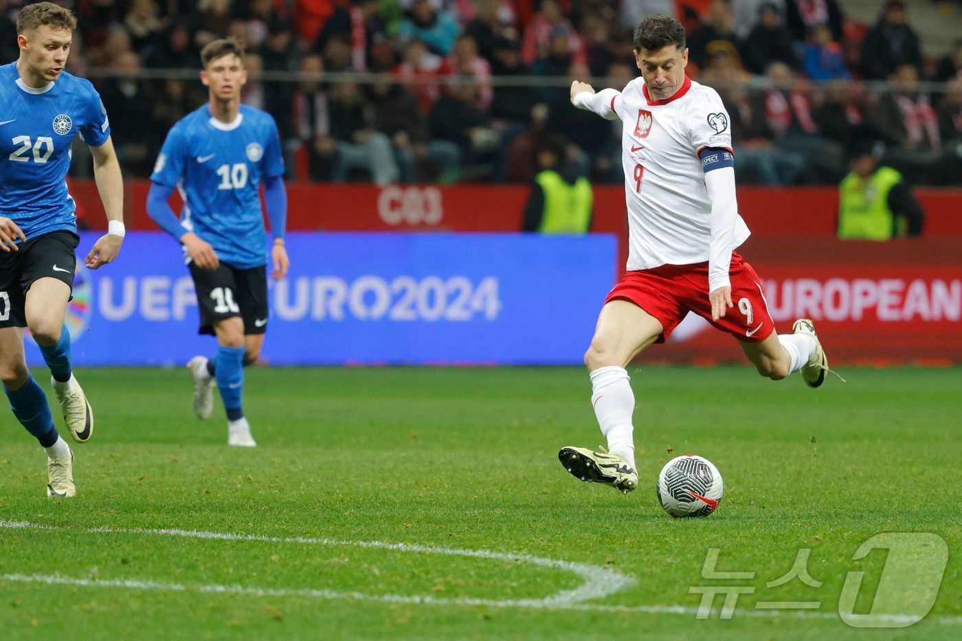 본문 이미지 - 폴란드 대표팀의 에이스 레반도프스키, ⓒ AFP=뉴스1