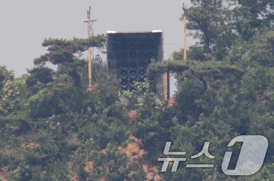 본문 이미지 - 북한 황해도 개풍군 야산에 설치된 북한의 대남 확성기. 2024.6.12/뉴스1 ⓒ News1 오대일 기자