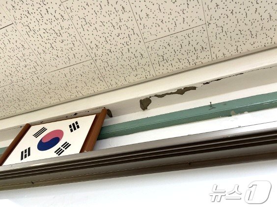 본문 이미지 - 12일 발생한 지진으로 부안 계화중학교 교실 벽에 금이 가는 피해가 발생했다.(전북교육청 제공)/뉴스1