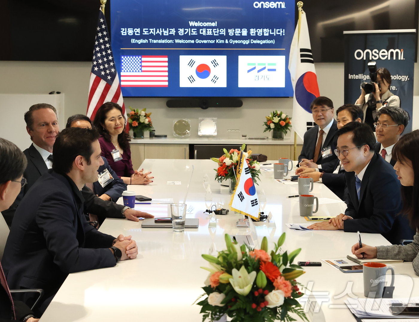 본문 이미지 - 5월 14일 미국 반도체기업 온세미 본사에서 진행된 투자협약식.(경기도 제공)