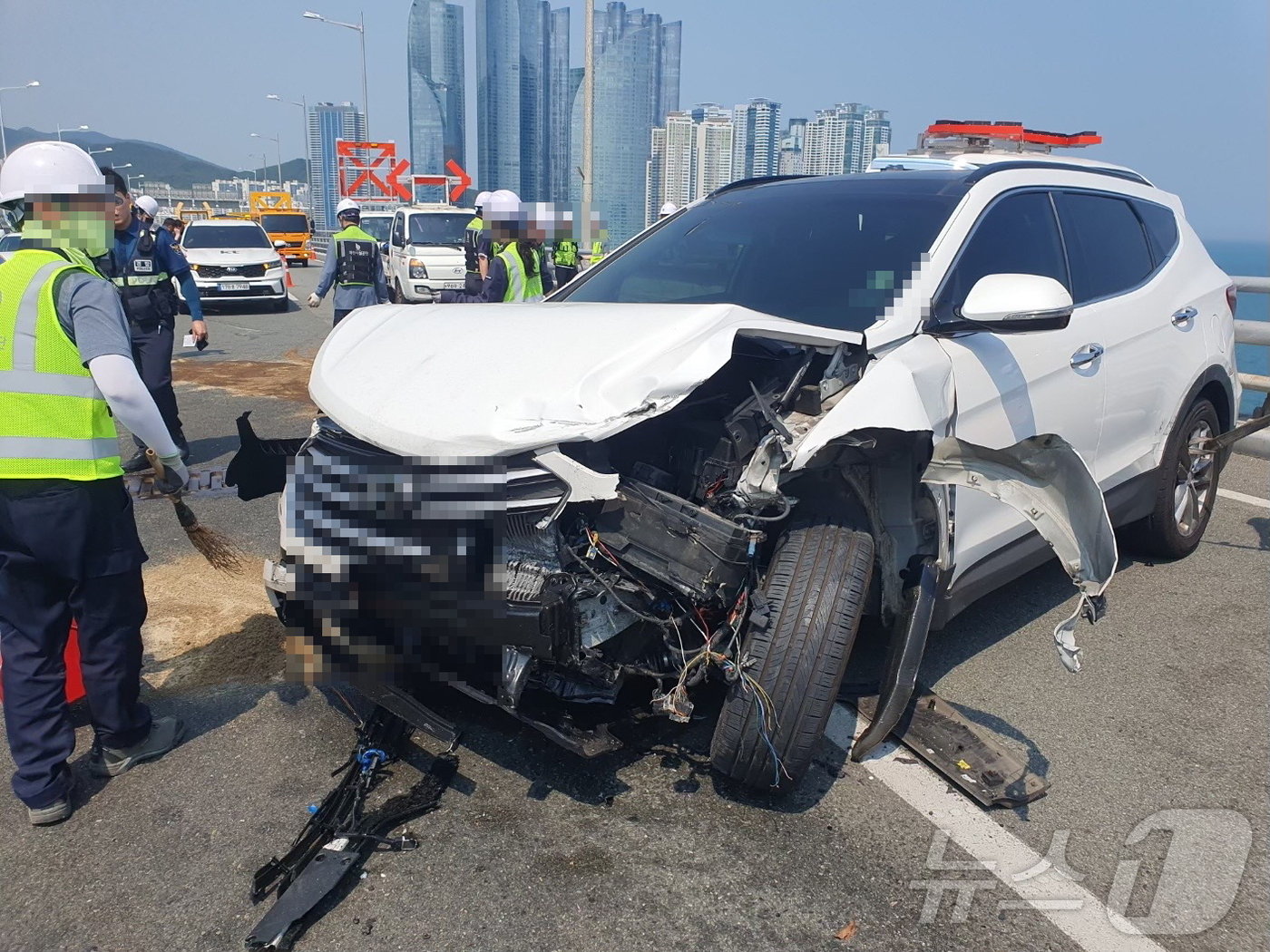 부산 광안대교 해운대구→남구 방향 상판에서  발생한 5중 추돌 사고 현장.2024.6.12.&#40;부산경찰청 제공&#41;