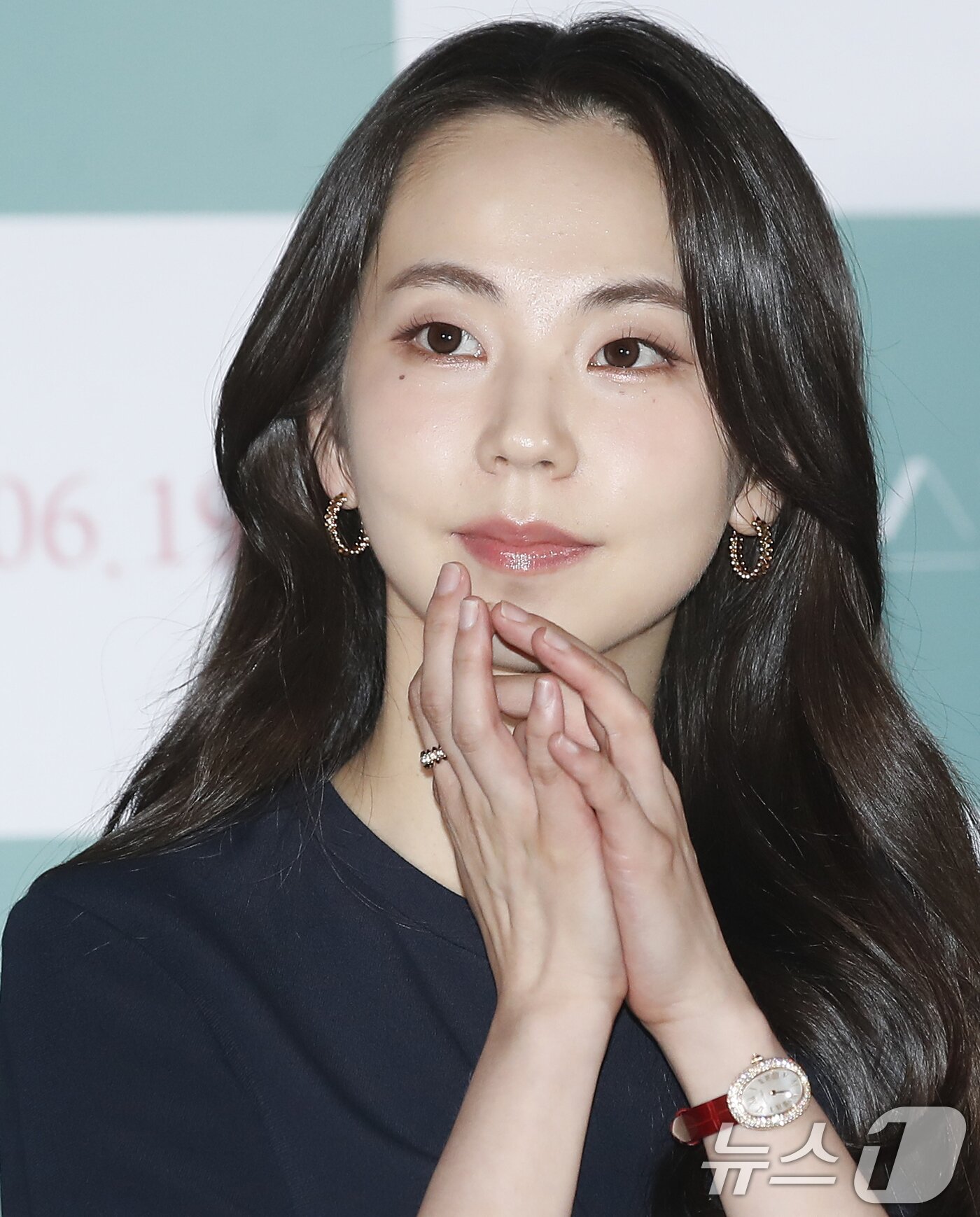 본문 이미지 - 배우 안소희가 12일 서울 용산구 cgv에서 열린 영화 '대치동 스캔들’(감독 김수인) 언론 시사회 및 기자간담회에서 매력을 발산하고 있다. ‘대치동 스캔들’은 사교육의 전쟁터이자 욕망의 집결지 대치동에서 일타 강사 윤임과 학교 교사인 기행의 만남이 목격되면서 시험 문제 유출에 대한 소문이 퍼지고, 윤임이 잊고 싶었던 대학 시절과 조우하게 되는 이야기를 그렸다. 2024.6.12/뉴스1 ⓒ News1 권현진 기자