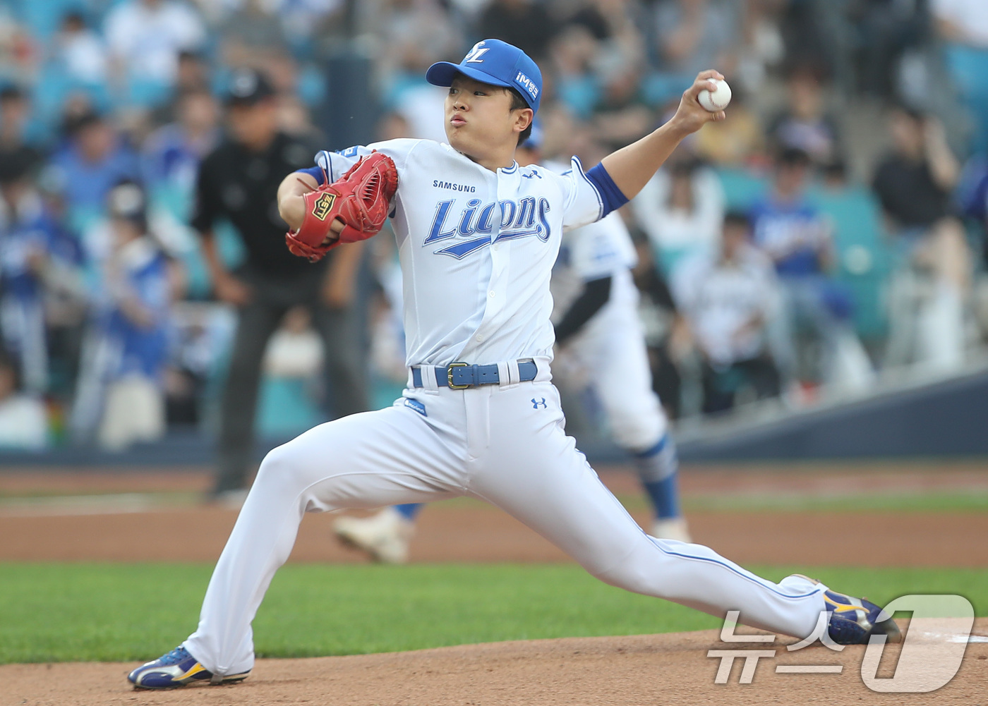 (대구=뉴스1) 공정식 기자 = 12일 오후 대구 삼성라이온즈파크에서 열린 프로야구 '2024 신한 SOL 뱅크 KBO리그' LG 트윈스와 삼성 라이온즈의 경기, 1회초 삼성 선발 …