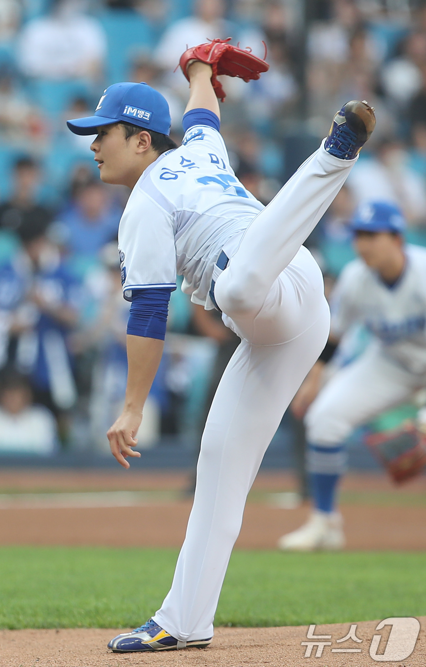 (대구=뉴스1) 공정식 기자 = 12일 오후 대구 삼성라이온즈파크에서 열린 프로야구 '2024 신한 SOL 뱅크 KBO리그' LG 트윈스와 삼성 라이온즈의 경기, 1회초 삼성 선발 …