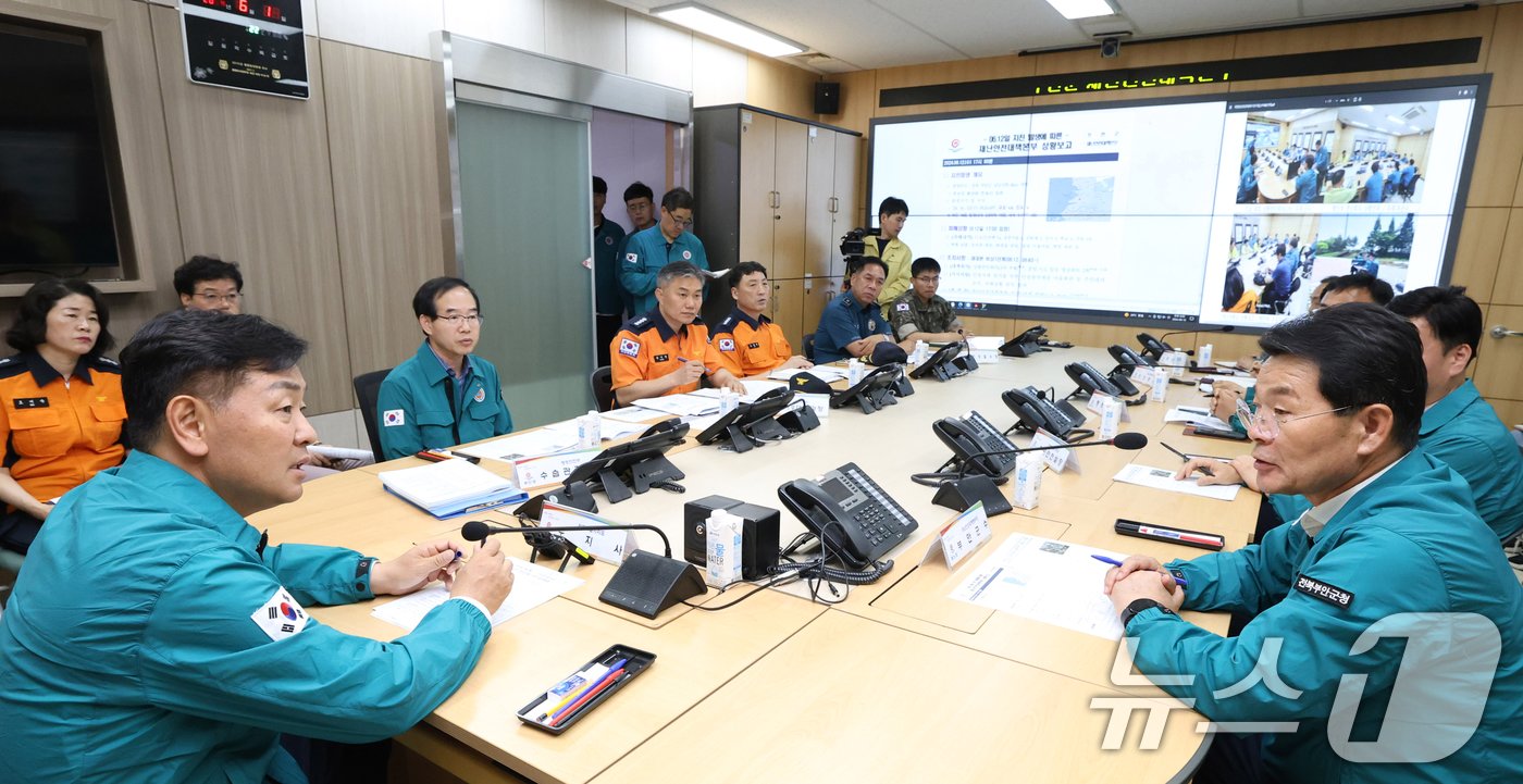 본문 이미지 - 김관영 전북특별자치도지사가 지난 12일 전북자치도 부안군 부안군청 재난대책상황실에서 관계자들과 지진 피해 발생 대처상황 관련 대화를 나누고 있다. (전북특별자치도 제공) 2024.6.12/뉴스1 