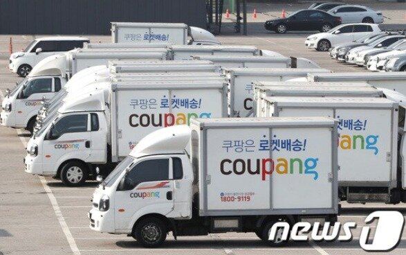 본문 이미지 - 서울 서초구 쿠팡 서초1캠프 인근 주차장에 서 있는 쿠팡 차량들. 2021.3.10/뉴스 ⓒ News1 이성철 기자
