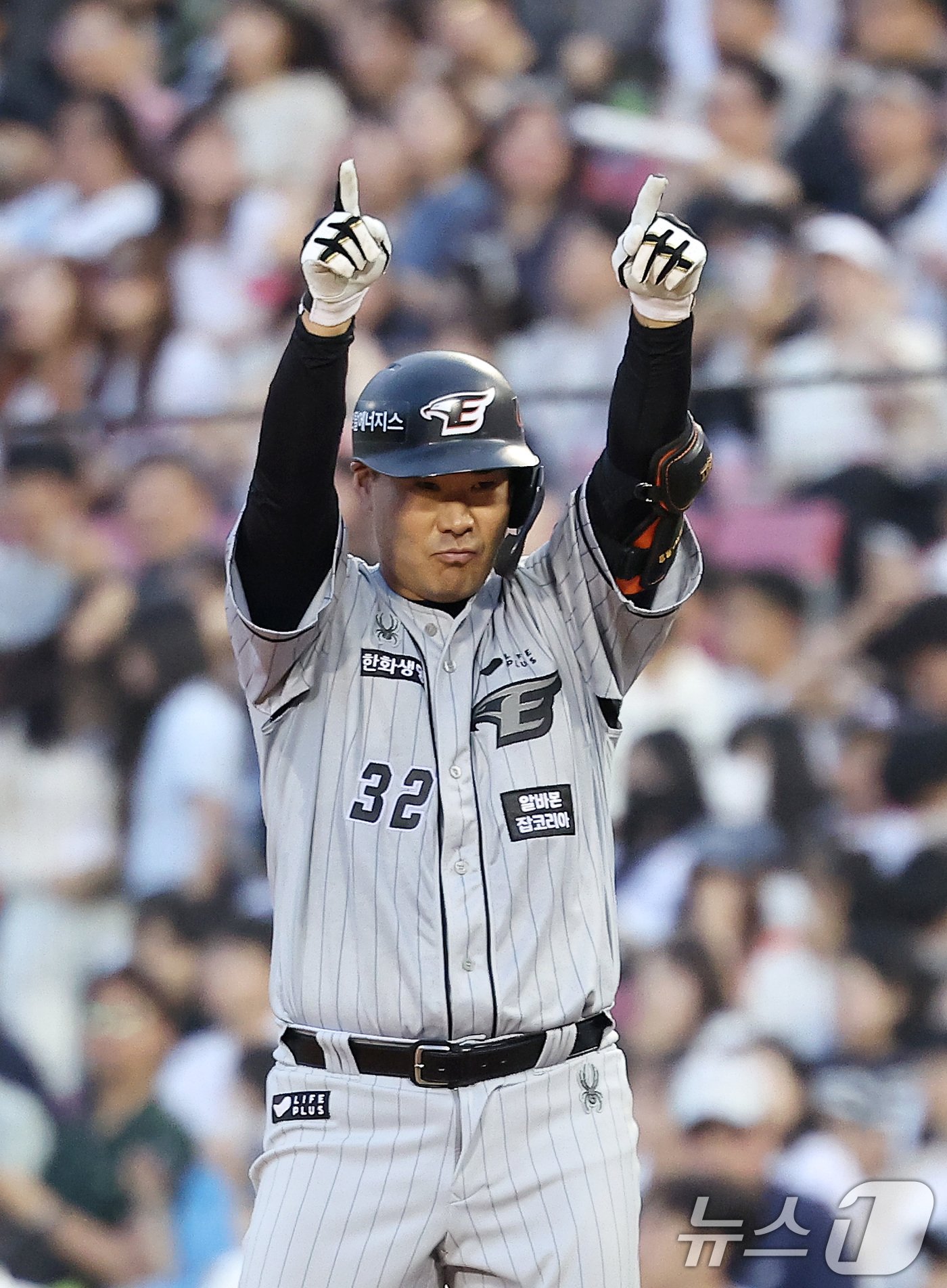 본문 이미지 - 한화 이재원이 12일 오후 서울 송파구 잠실야구장에서 열린 '2024 신한 SOL 뱅크 KBO리그' 한화 이글스와 두산 베어스의 경기, 4회초 무사 2루 상황에서 1타점 적시타를 친 후 세리머니를 하고 있다. 2024.6.12/뉴스1 ⓒ News1 김성진 기자