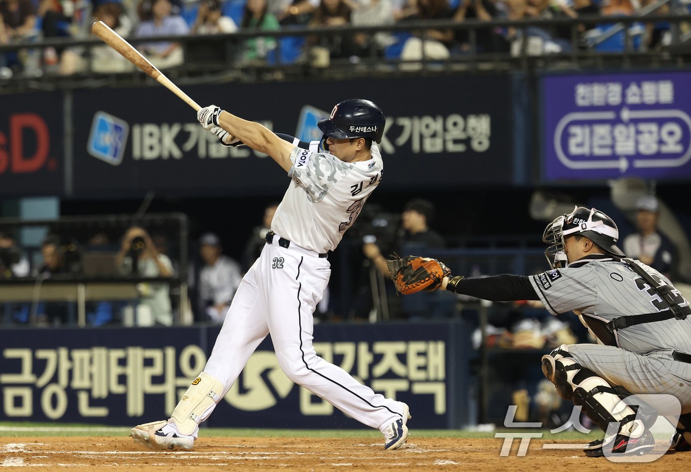 두산 김재환이 12일 오후 서울 송파구 잠실야구장에서 열린 &#39;2024 신한 SOL 뱅크 KBO리그&#39; 한화 이글스와 두산 베어스의 경기, 6회말 무사 1루 상황에서 안타를 치고 있다. 2024.6.12/뉴스1 ⓒ News1 김성진 기자