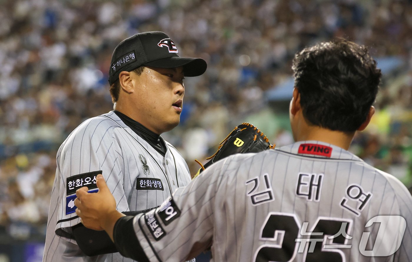 한화 선발 류현진이 12일 오후 서울 송파구 잠실야구장에서 열린 &#39;2024 신한 SOL 뱅크 KBO리그&#39; 한화 이글스와 두산 베어스의 경기, 6회말 수비를 무실점으로 막아낸 후 더그아웃에서 하이파이브를 하고 있다. 2024.6.12/뉴스1 ⓒ News1 김성진 기자