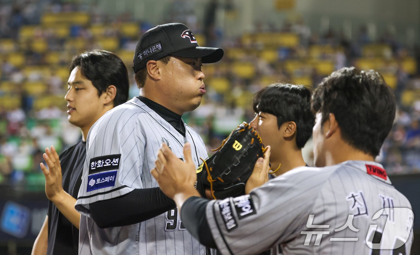 한화 선발 류현진이 12일 오후 서울 송파구 잠실야구장에서 열린 &#39;2024 신한 SOL 뱅크 KBO리그&#39; 한화 이글스와 두산 베어스의 경기, 6회말 수비를 무실점으로 막아낸 후 더그아웃에서 하이파이브를 하고 있다. 2024.6.12/뉴스1 ⓒ News1 김성진 기자