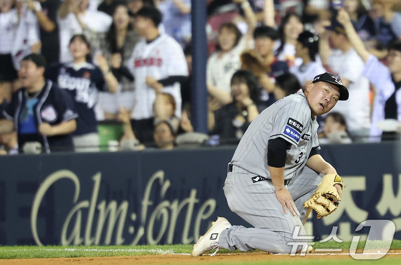 본문 이미지 - 한화 안치홍이 12일 오후 서울 송파구 잠실야구장에서 열린 '2024 신한 SOL 뱅크 KBO리그' 한화 이글스와 두산 베어스의 경기, 7회말 1사 2루 상황에서 두산 라모스의 1루수 땅볼 타구를 놓친 후 아쉬워하고 있다. 2024.6.12/뉴스1 ⓒ News1 김성진 기자