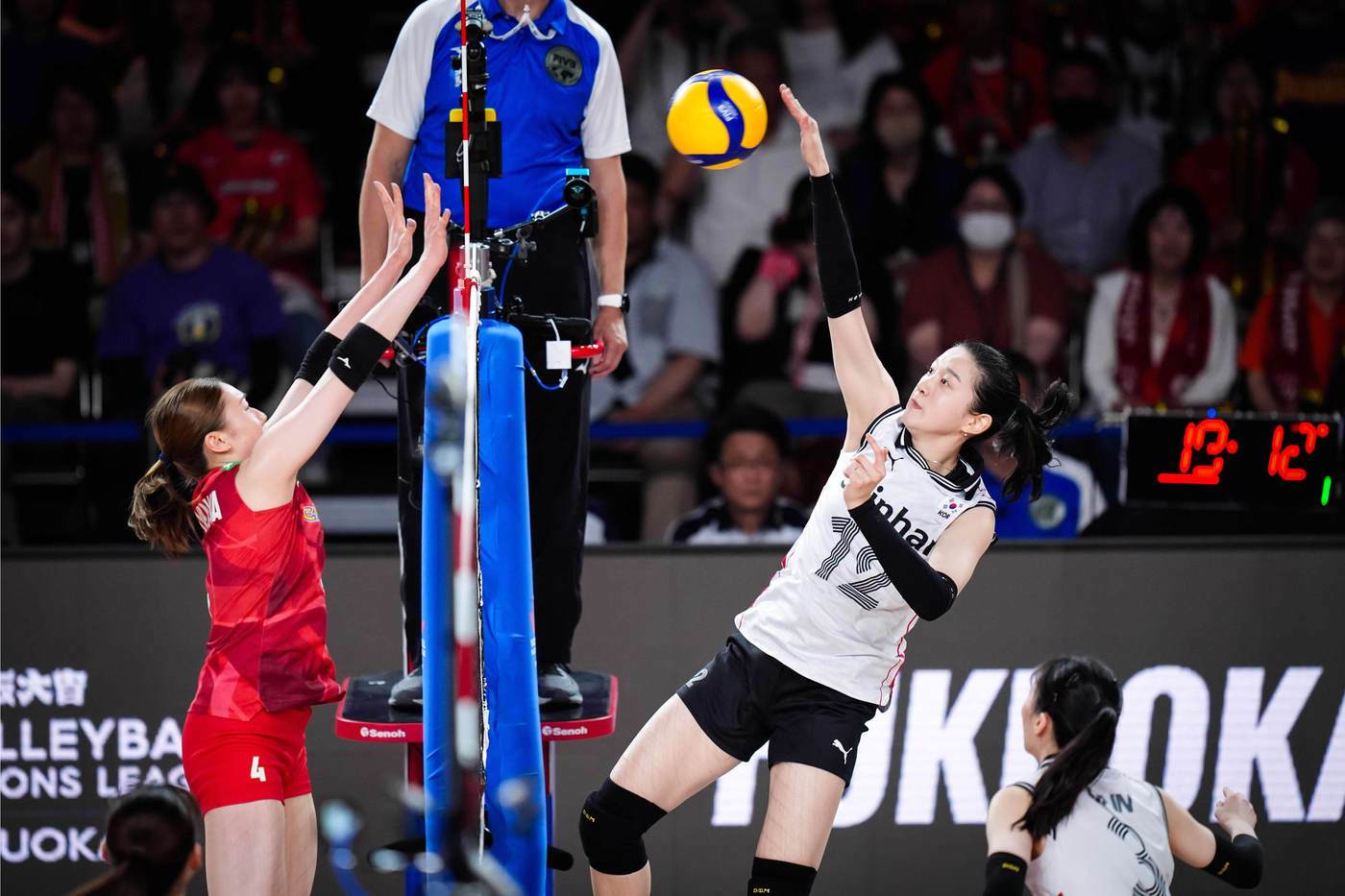 여자 배구 대표팀 이다현이 12일 열린 VNL 일본과의 경기에서 공격을 시도하고 있다. &#40;FIVB 홈페이지&#41;