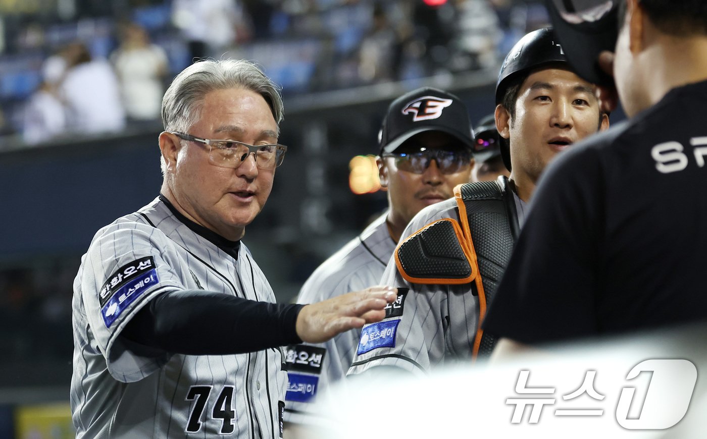 본문 이미지 - 한화 김경문 감독이 12일 오후 서울 송파구 잠실야구장에서 열린 '2024 신한 SOL 뱅크 KBO리그' 한화 이글스와 두산 베어스의 경기에서 4-3으로 승리한 후 선수들과 하이파이브를 하고 있다. 2024.6.12/뉴스1 ⓒ News1 김성진 기자