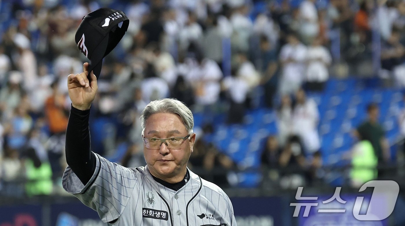 본문 이미지 - 한화 김경문 감독이 12일 오후 서울 송파구 잠실야구장에서 열린 '2024 신한 SOL 뱅크 KBO리그' 한화 이글스와 두산 베어스의 경기에서 4-3으로 승리한 후 관중석을 향해 인사하고 있다. 2024.6.12/뉴스1 ⓒ News1 김성진 기자