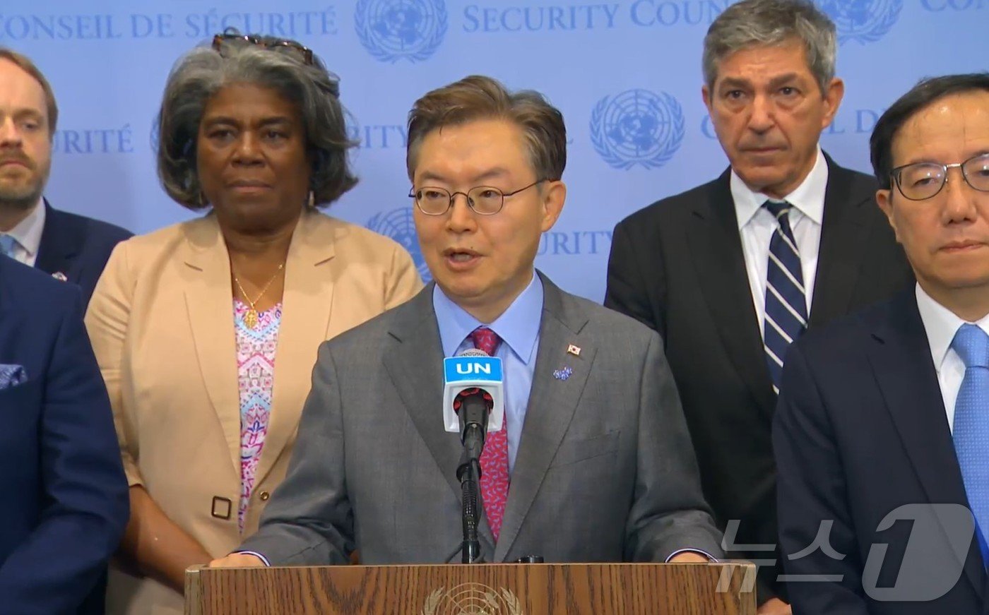 본문 이미지 - 북한 인권 관련 안보리 공식회의 개최를 지지하는 57개국 및 유럽연합(EU)를 대표해 6월 안보리 의장국인 한국의 황준국 주유엔대사가 12일(현지시간) 공동 약식 기자회견을 갖고 있다. 사진은 유엔웹TV 캡처.