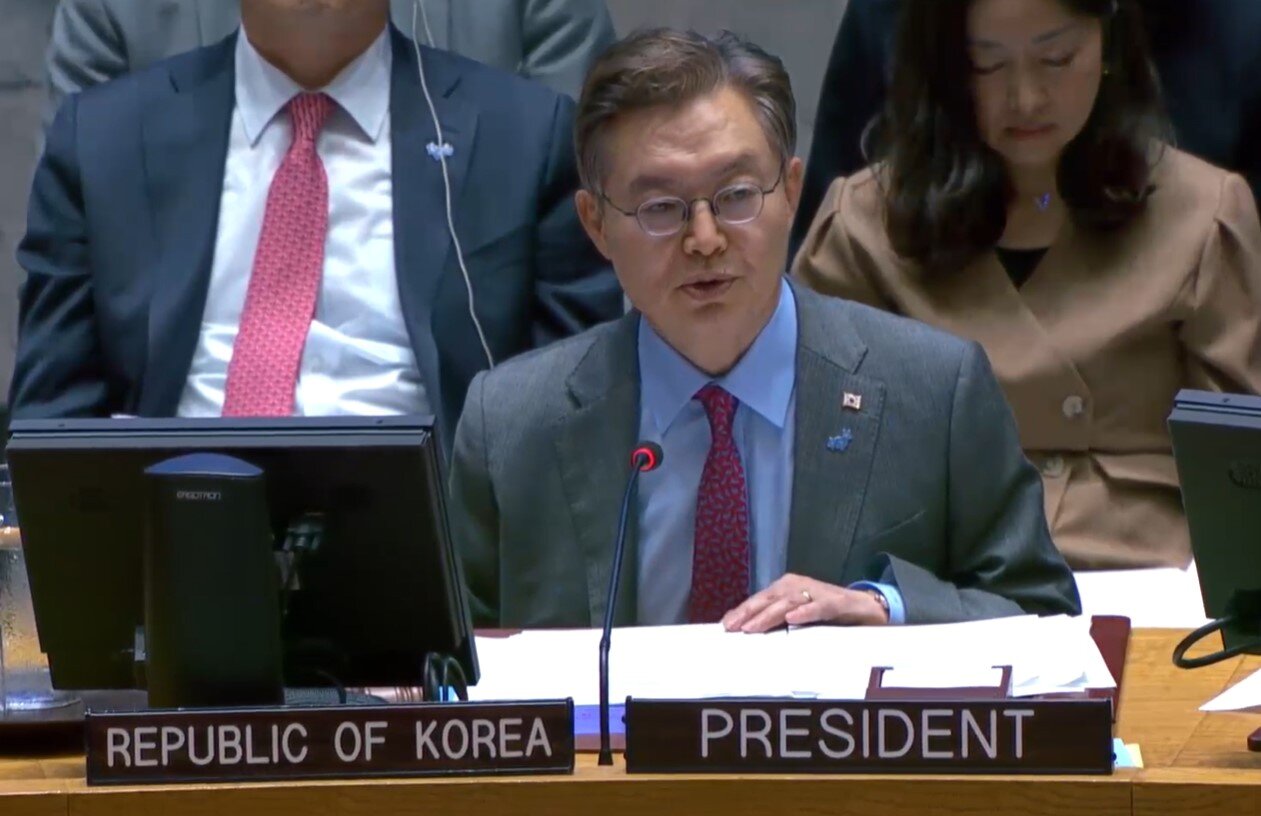 본문 이미지 - 6월 유엔 안전보장이사회 의장국인 한국의 황준국 주유엔 대사가 12일&#40;현지시간&#41; 안보리가 개최한 북한 인권 공식회의를 주재하다 북한 인권 문제에 대한 한국의 입장을 설명하는 발언을 하고 있다. 사진은 유엔웹TV 캡처.