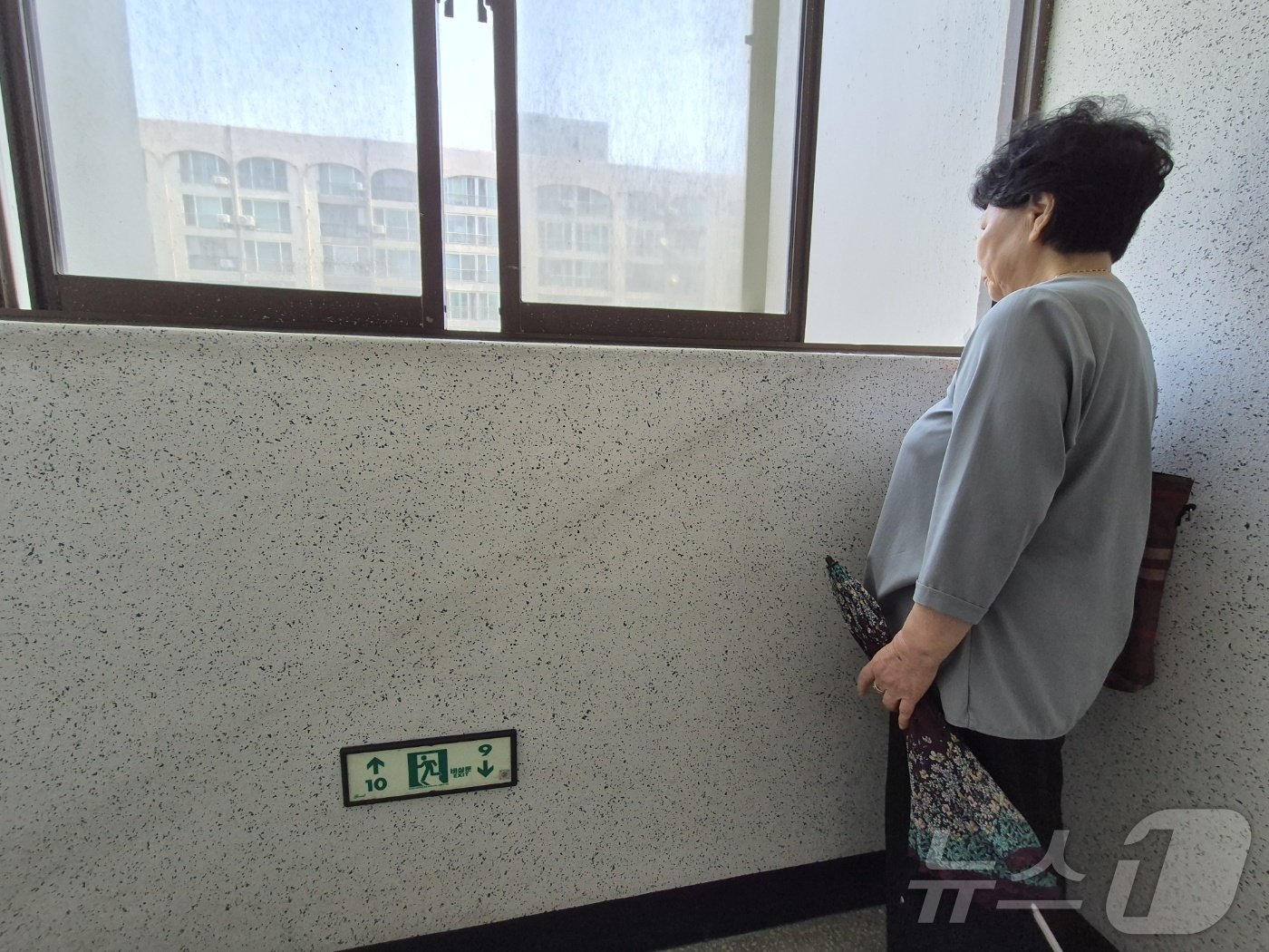 본문 이미지 - 엘리베이터 운행이 정지 돼 계단을 오르고 있는 입주민.2024.6.12. 이시명기자/뉴스1