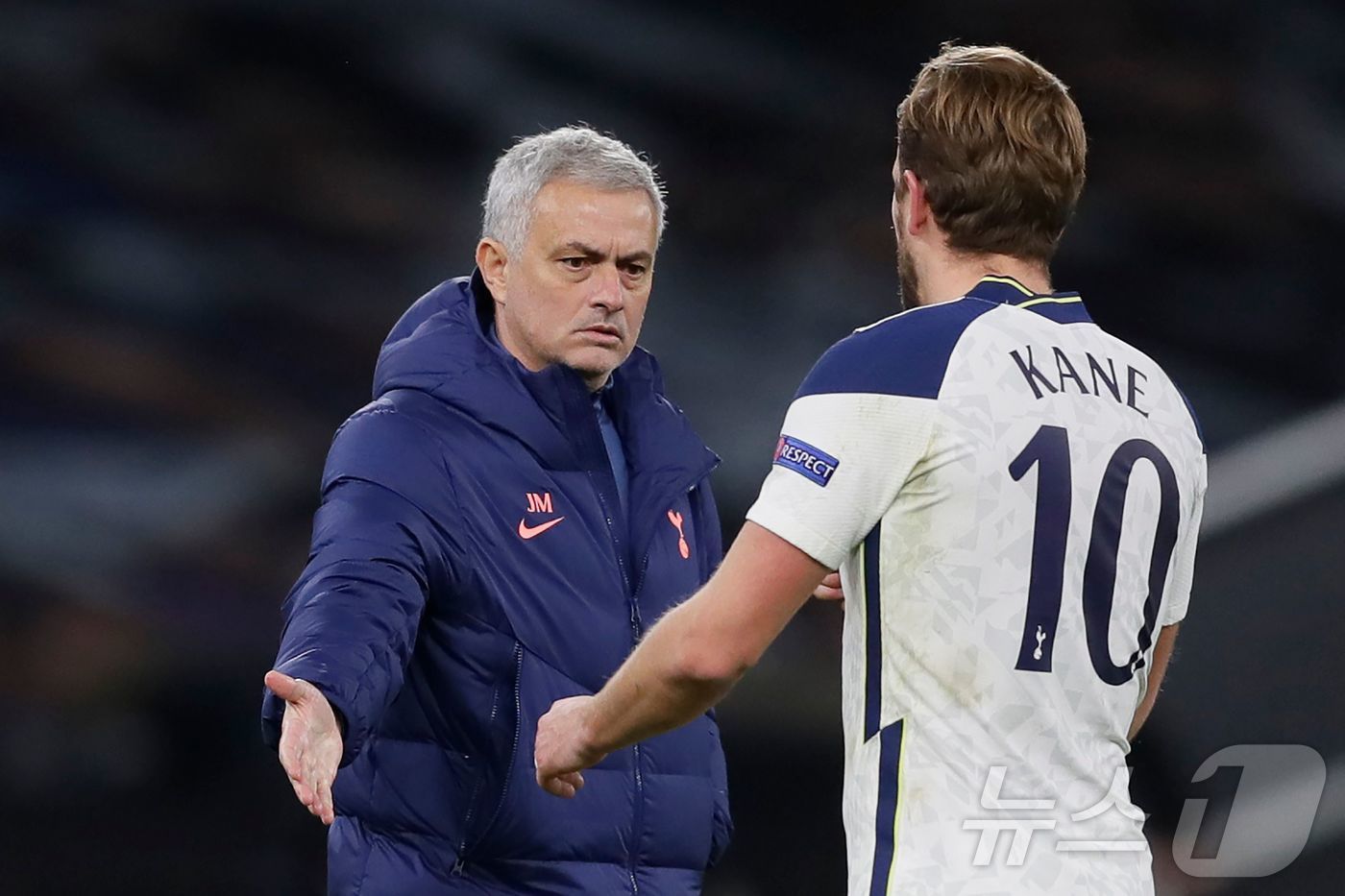 본문 이미지 - 케인을 지도한 적이 있는 모리뉴(왼쪽) ⓒ AFP=뉴스1