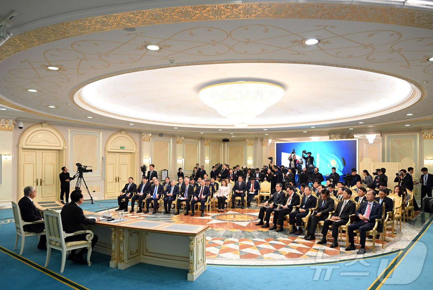 본문 이미지 - 윤석열 대통령이 12일(현지시간) 카자흐스탄 아스타나 대통령궁에서 카심-조마르트 토카예프 카자흐스탄 대통령과 한·카자흐스탄 정상회담을 마친 뒤 공동언론발표에 참석해 발언하고 있다. (대통령실 제공) 2024.6.13/뉴스1 ⓒ News1 송원영 기자