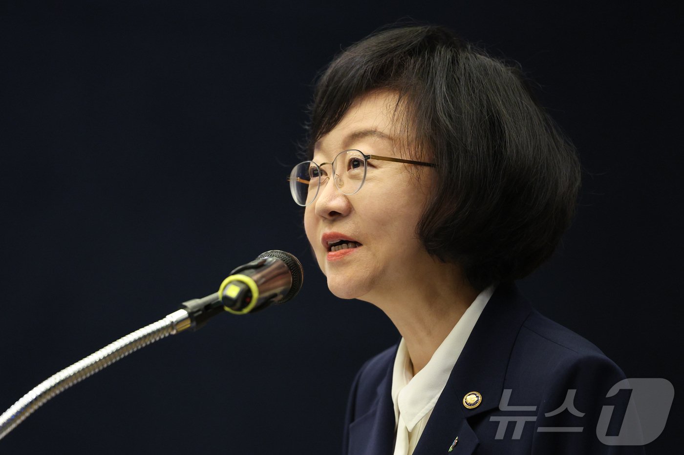 본문 이미지 - 오유경 식품의약품안전처장이 13일 오전 서울 중구 대한상공회의소 의원회의실에서 ‘K-푸드, 전통과 혁신으로 밸류업’을 주제로 열린 뉴스1 F&B산업포럼 2024에서 축사를 하고 있다. 2024.6.13/뉴스1 ⓒ News1 신웅수 기자