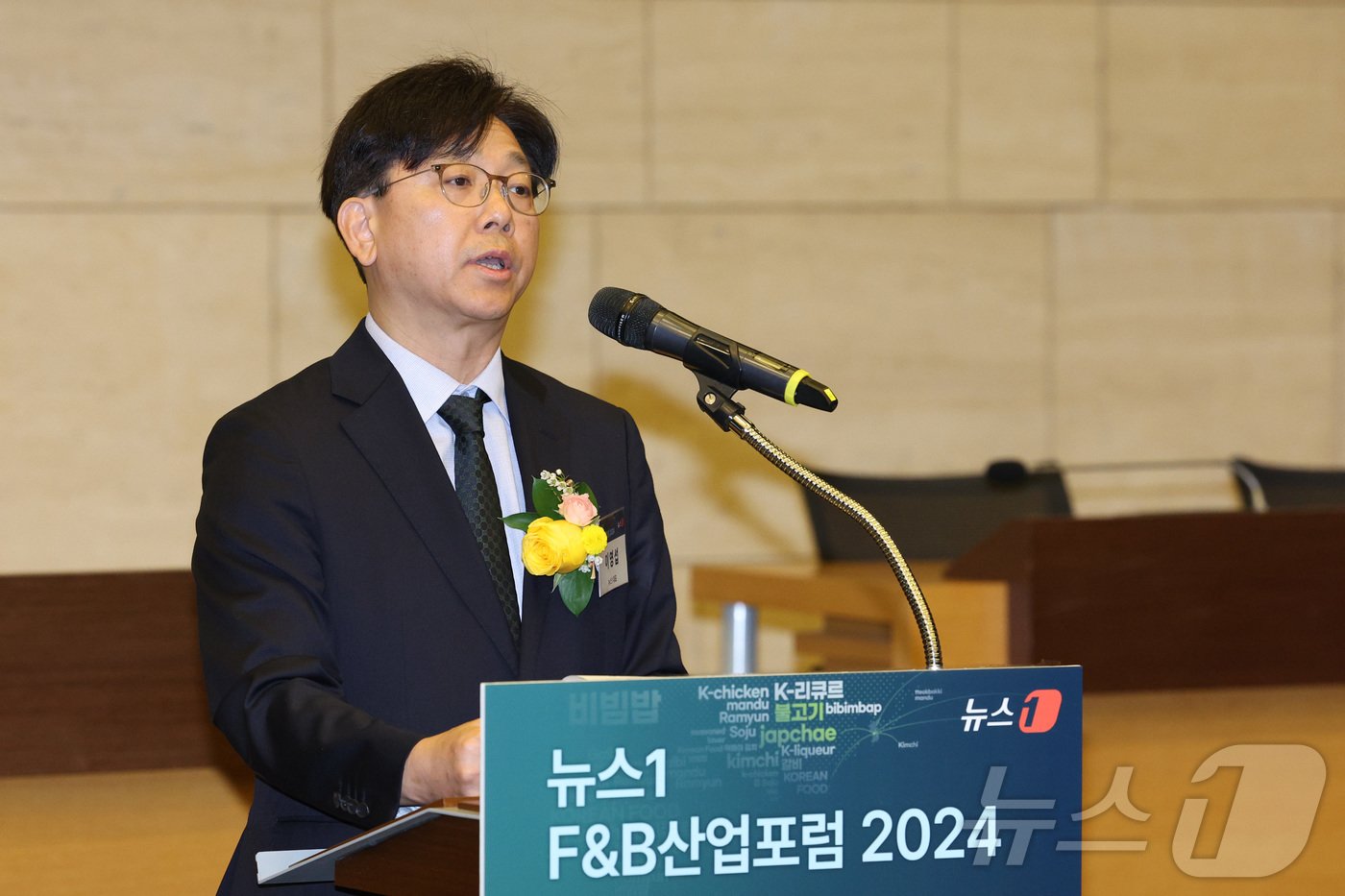 본문 이미지 - 이영섭 뉴스1 대표이사가 13일 오전 서울 중구 대한상공회의소 의원회의실에서 ‘K-푸드, 전통과 혁신으로 밸류업’을 주제로 열린 뉴스1 F&B산업포럼 2024에서 환영사를 하고 있다. 2024.6.13/뉴스1 ⓒ News1 신웅수 기자