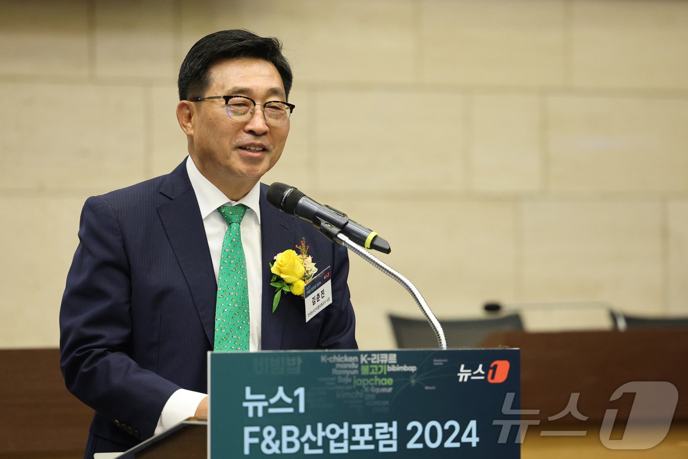 본문 이미지 - 김춘진 한국농수산식품유통공사(aT) 사장이 13일 오전 서울 중구 대한상공회의소 의원회의실에서 ‘K-푸드, 전통과 혁신으로 밸류업’을 주제로 열린 뉴스1 F&B산업포럼 2024에서 축사를 하고 있다. 2024.6.13/뉴스1 ⓒ News1 신웅수 기자