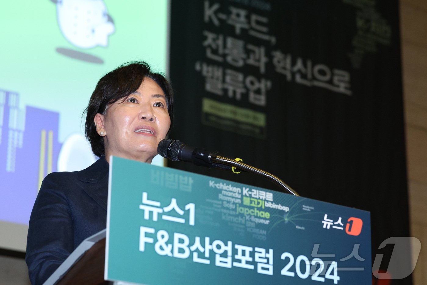 본문 이미지 - 송미령 농림축산식품부 장관이 13일 오전 서울 중구 대한상공회의소 의원회의실에서 ‘K-푸드, 전통과 혁신으로 밸류업’을 주제로 열린 뉴스1 F&B산업포럼 2024에서 특별 강연을 하고 있다. 2024.6.13/뉴스1 ⓒ News1 신웅수 기자