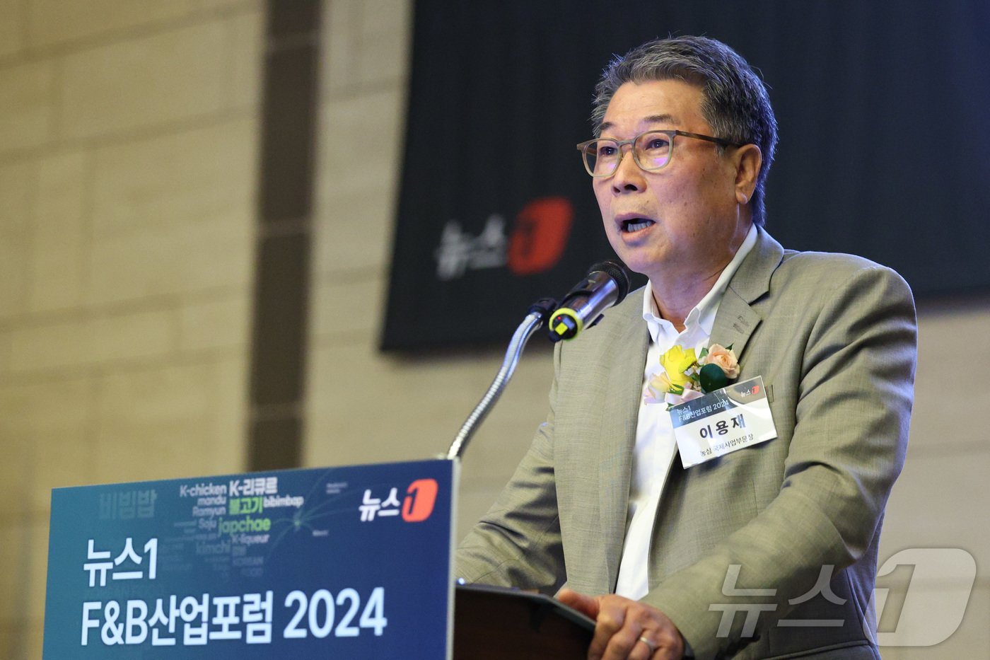 본문 이미지 - 이용재 농심 국제사업부문장 전무가 13일 오전 서울 중구 대한상공회의소 의원회의실에서 ‘K-푸드, 전통과 혁신으로 밸류업’을 주제로 열린 뉴스1 F&B산업포럼 2024에서 기조강연을 하고 있다. 2024.6.13/뉴스1 ⓒ News1 신웅수 기자