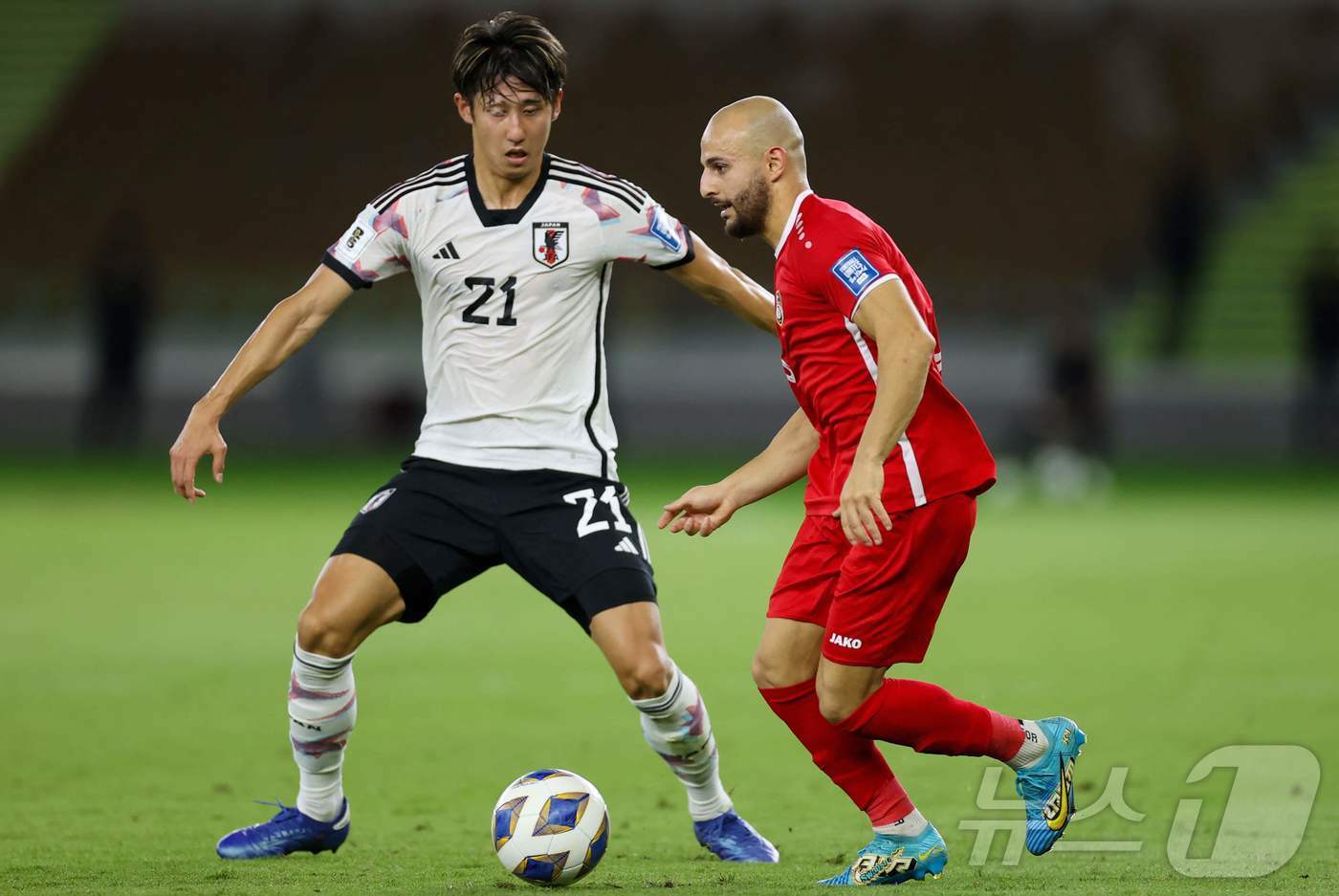 본문 이미지 - 일본 대표팀 수비수 이토 히로키(왼쪽). ⓒ AFP=뉴스1