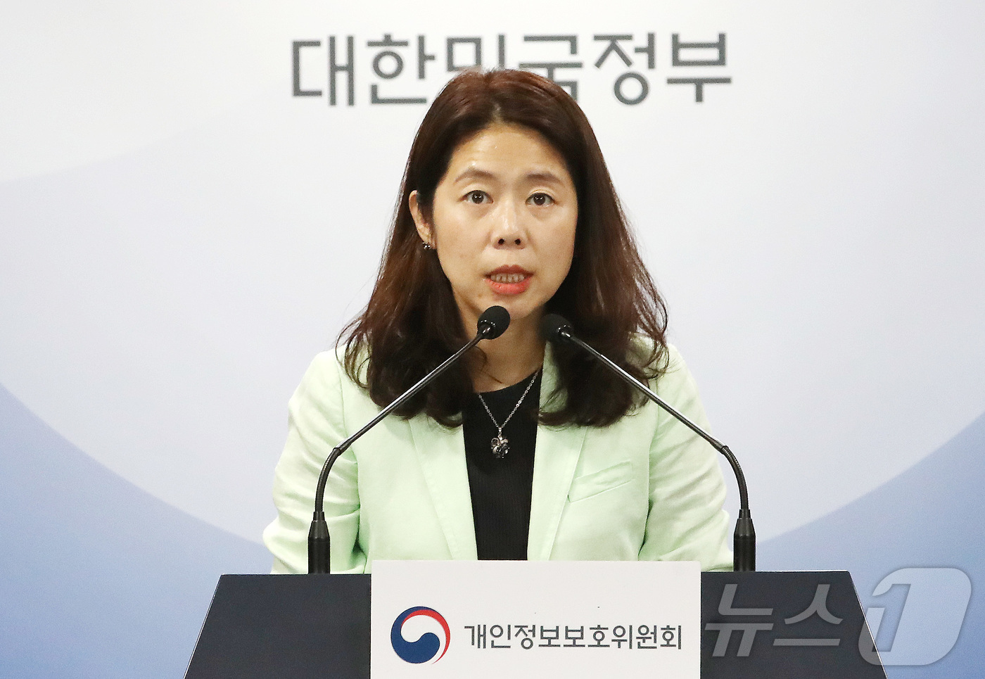 (서울=뉴스1) 임세영 기자 = 윤여진 개인정보보호위원회 자율보호정책과장이 13일 오전 서울 종로구 정부서울청사에서 제10회 개인정보보호위원회 전체회의 결과를 브리핑 하고 있다. …