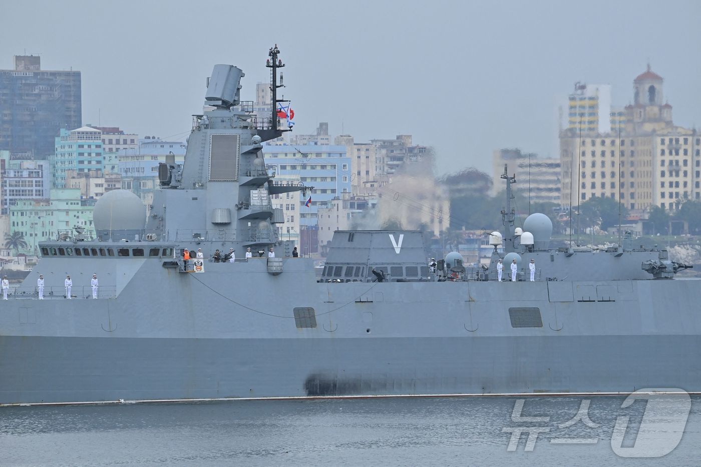 (아바나 AFP=뉴스1) 우동명 기자 = 12일 (현지시간) 쿠바 아바나 항에 러시아 고르시코프 군함이 카잔 핵 추진 잠수함 등 3척과 정박을 하고 있다. 2024.06.13ⓒ A …