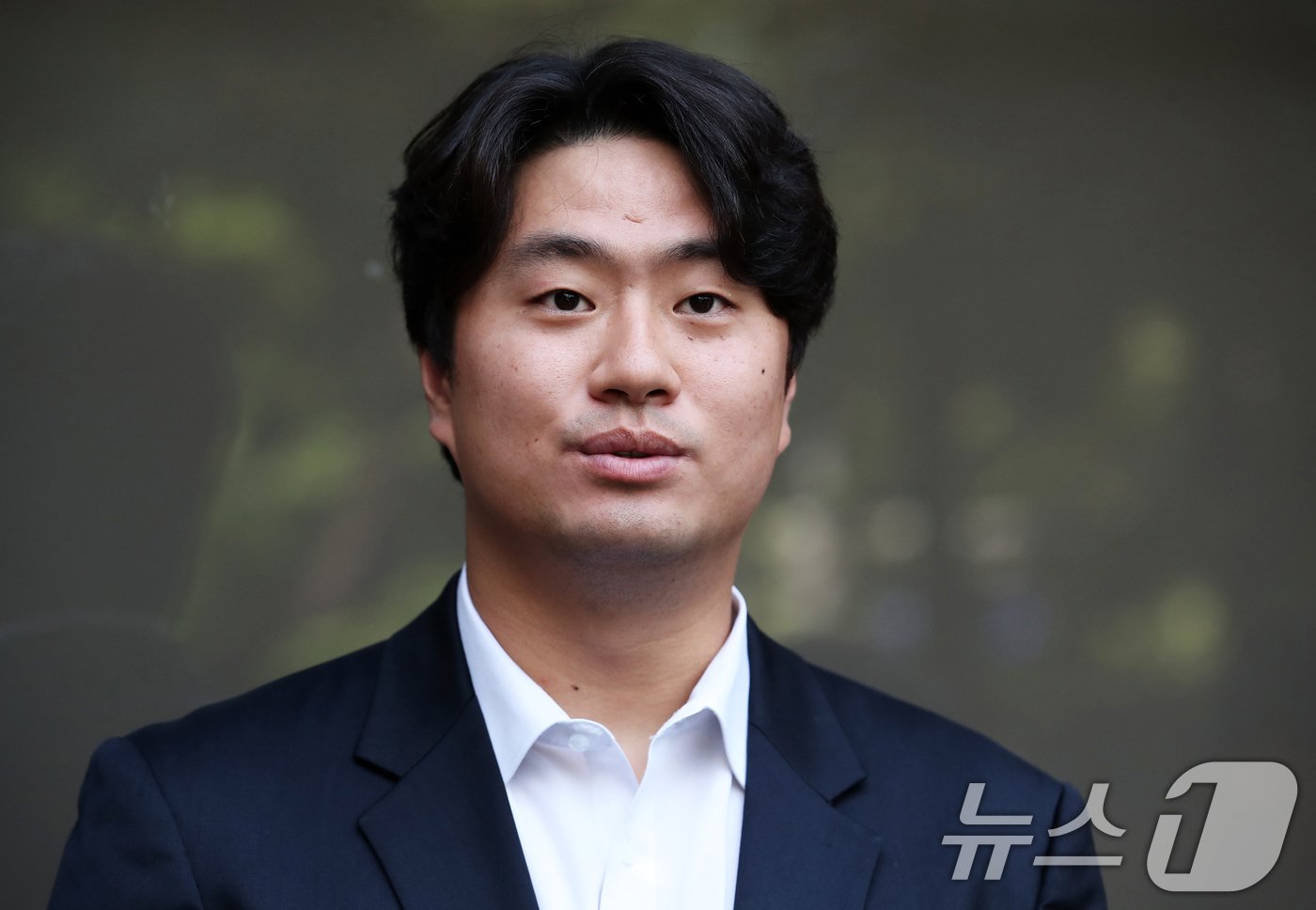 본문 이미지 - '학교폭력' 혐의로 기소된 야구선수 이영하(두산베어스)가 13일 서울 마포구 서울서부지방법원에서 열린 항소심 선고공판에서 무죄를 선고받은 후 법정을 나서며 심경을 밝히고 있다. 서울서부지방법원은 13일 특수폭행 및 강요, 공갈 혐의 등으로 기소된 이영하의 항소심에서 검사 측 항소를 기각, 무죄를 선고했다. 2024.6.13/뉴스1 ⓒ News1 오대일 기자