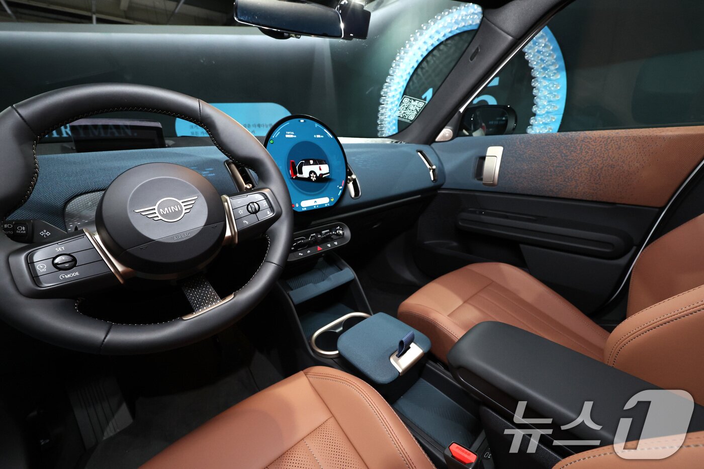 본문 이미지 - 13일 오전 서울 성동구 성수동 에스팩토리에서 공개된 '더 뉴 미니 컨트리맨'의 내부 모습. 삼성디스플레이와 협업해 9.4인치 원형 OLED 디스플레이가 적용됐다. 2024.6.13/뉴스1 ⓒ News1 구윤성 기자