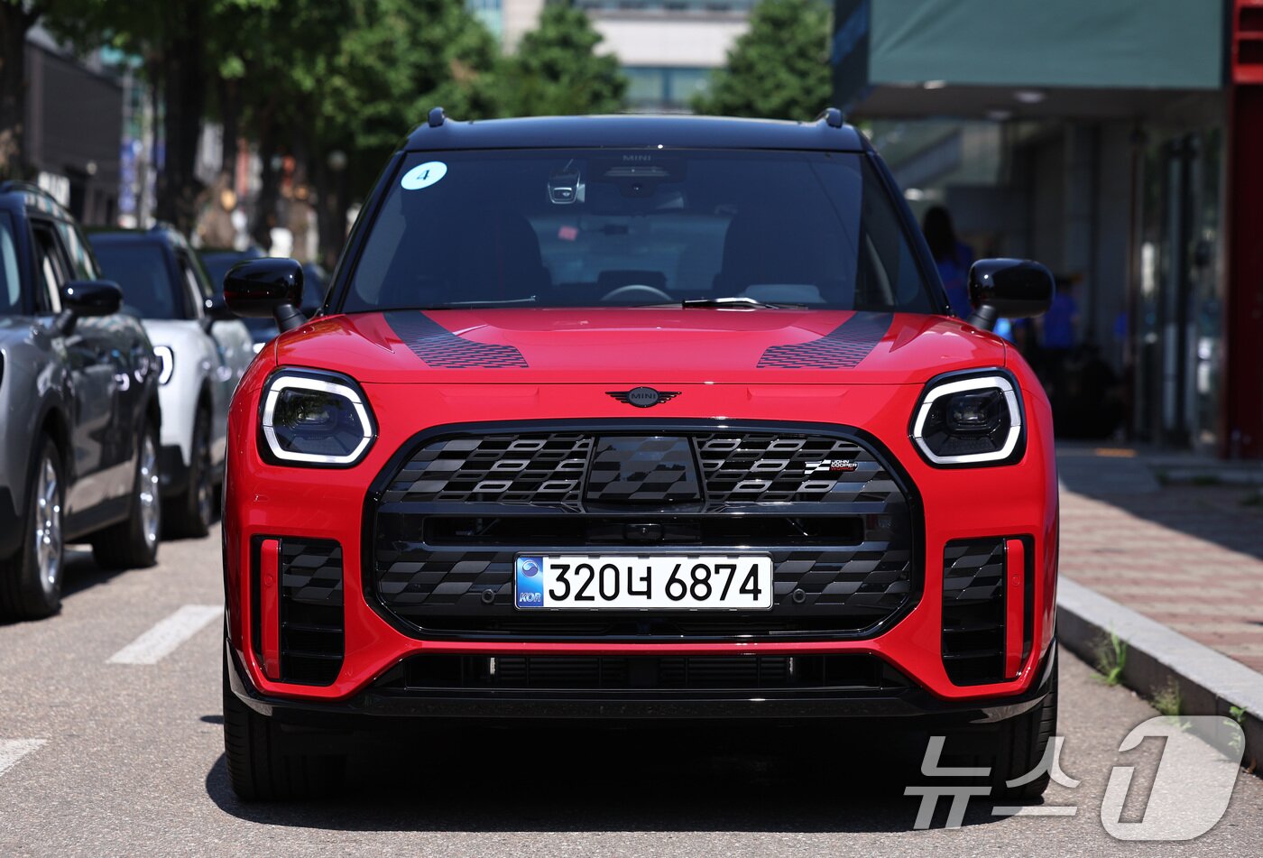 본문 이미지 - 13일 오전 서울 성동구 성수동 에스팩토리에서 열린 신차 출시 및 시승행사에 '더 뉴 미니 컨트리맨 JCW' 시승차량이 준비돼 있다. 2024.6.13/뉴스1 ⓒ News1 구윤성 기자