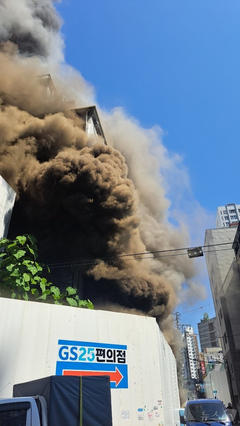 본문 이미지 - 13일 오전 10시 2분께 경기 의정부시 의정부동의 건물 5층에서 불이 났다. (사진제공=경기도북부소방재난본부)