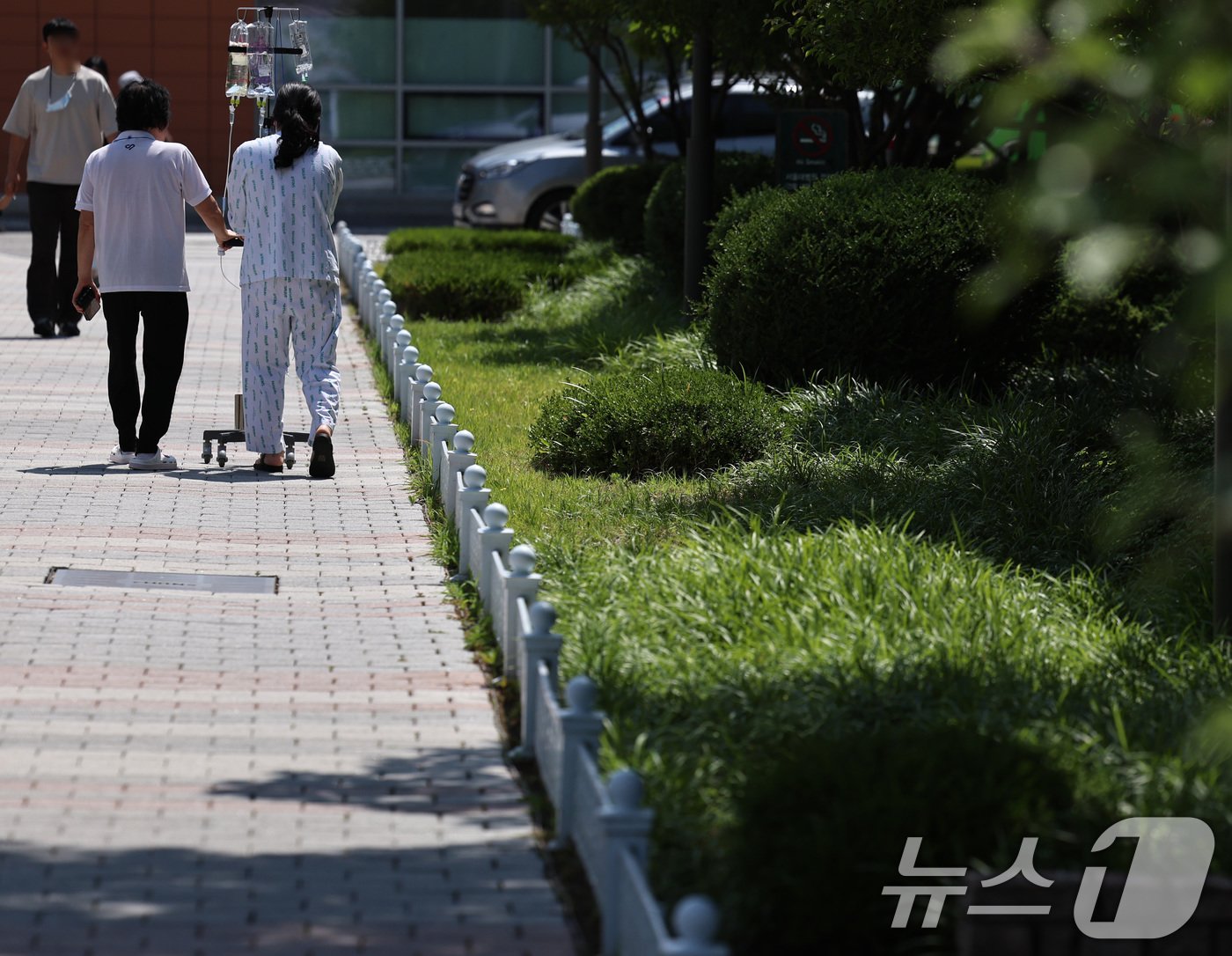 본문 이미지 - 13일 서울의 한 대학병원에서 환자들이 발걸음을 옮기고 있다. 2024.6.13/뉴스1 ⓒ News1 구윤성 기자